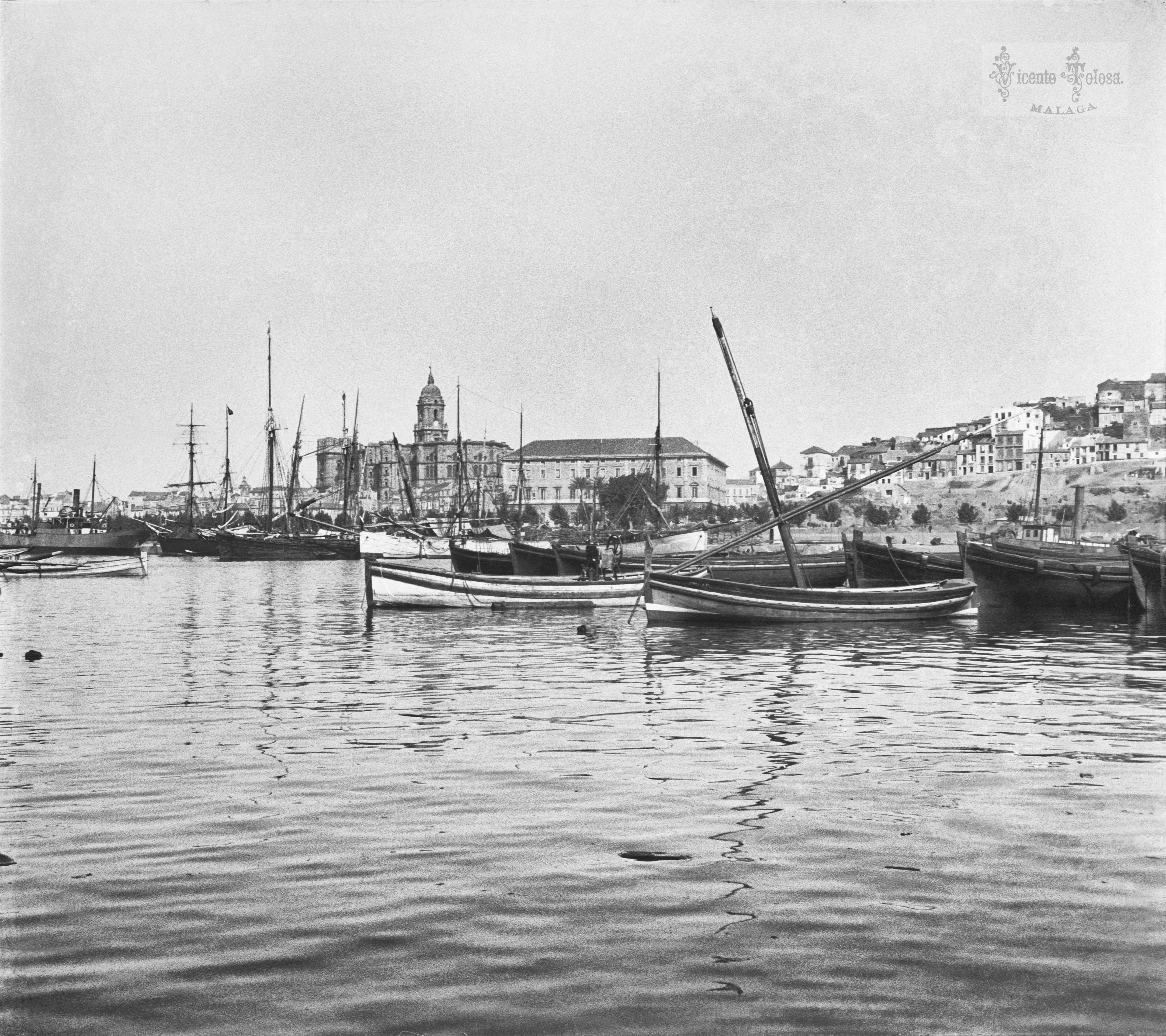 Málaga: El puerto y la Catedral desde la puerta de Vélez. 14-5-1905