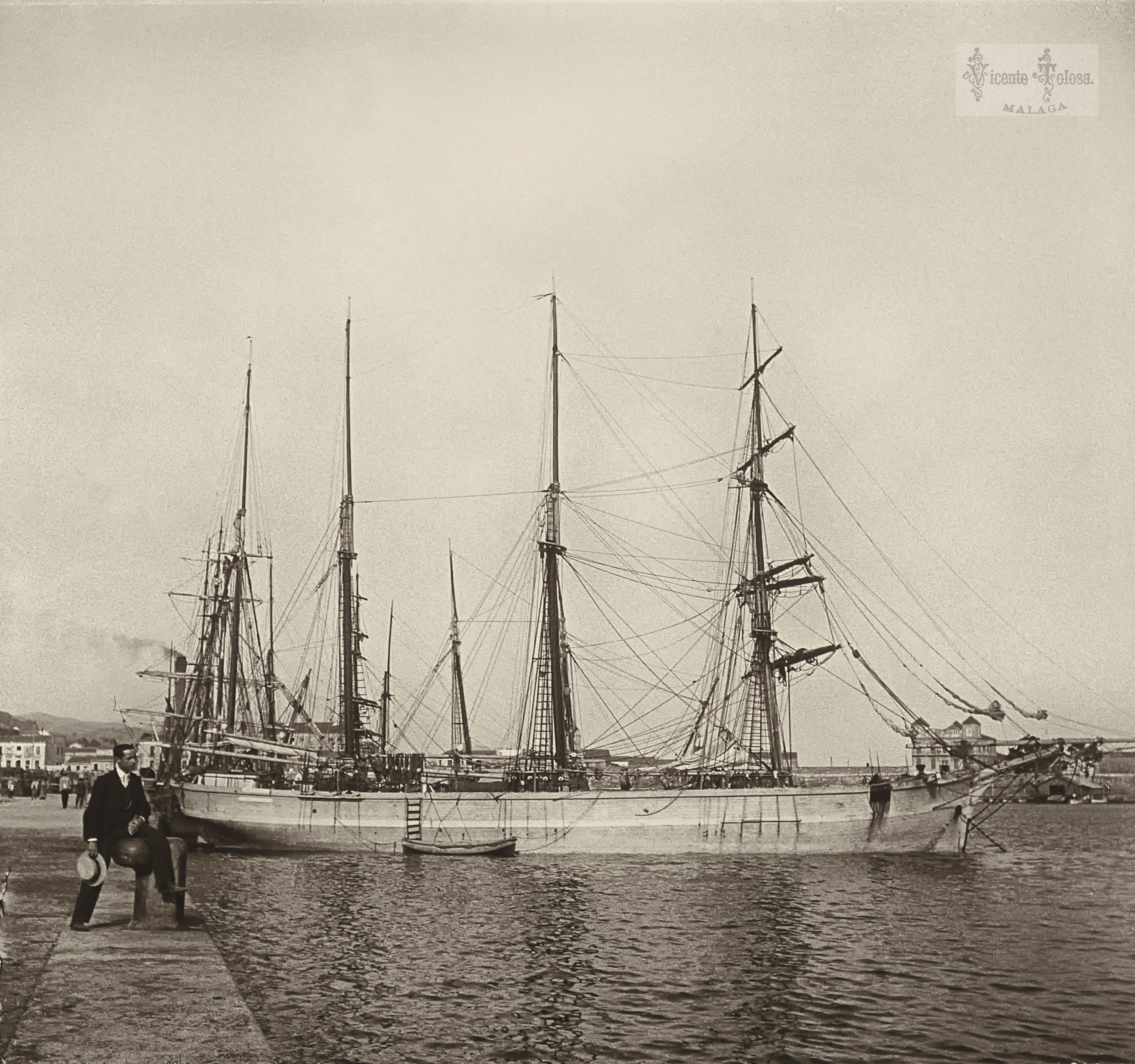 Malaga: Bergantin de tres palos descargando madera en el muelle de Guadiaro. 1905.