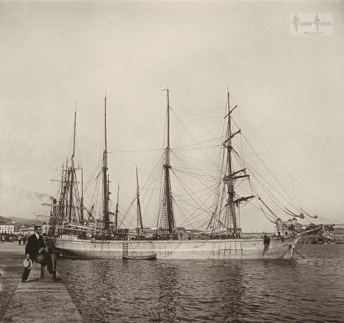 Malaga: Bergantin de tres palos descargando madera en el muelle de Guadiaro. 1905.