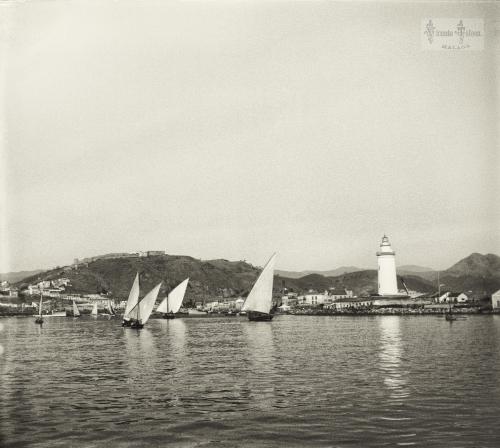 Málaga: Vista de la Farola y el puerto desde el contramuelle. 1-1-1906