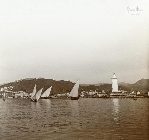 Málaga: Vista de la Farola y el puerto desde el contramuelle. 1-1-1906
