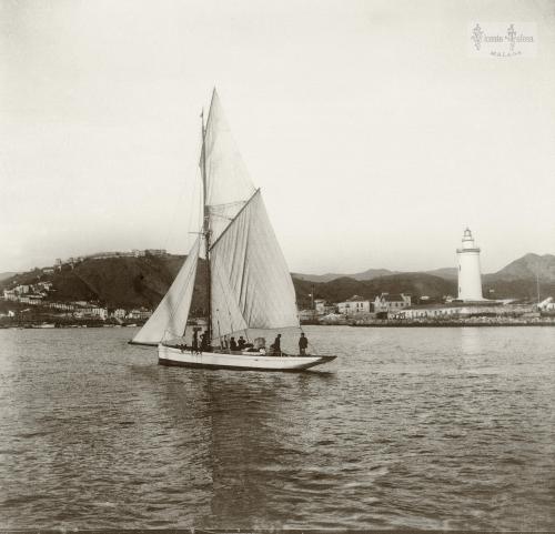 Malaga: Balandra de recreo "Hinda" entrando en el puerto. 1906