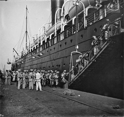 Malaga: Embarque de Cazadores de las Navas en el vapor Alfonso XII. 1909