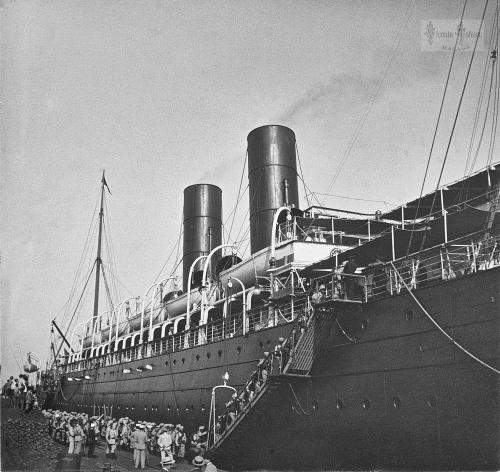 Malaga: Embarque de Cazadores de las Navas en el vapor Alfonso XII. 1909