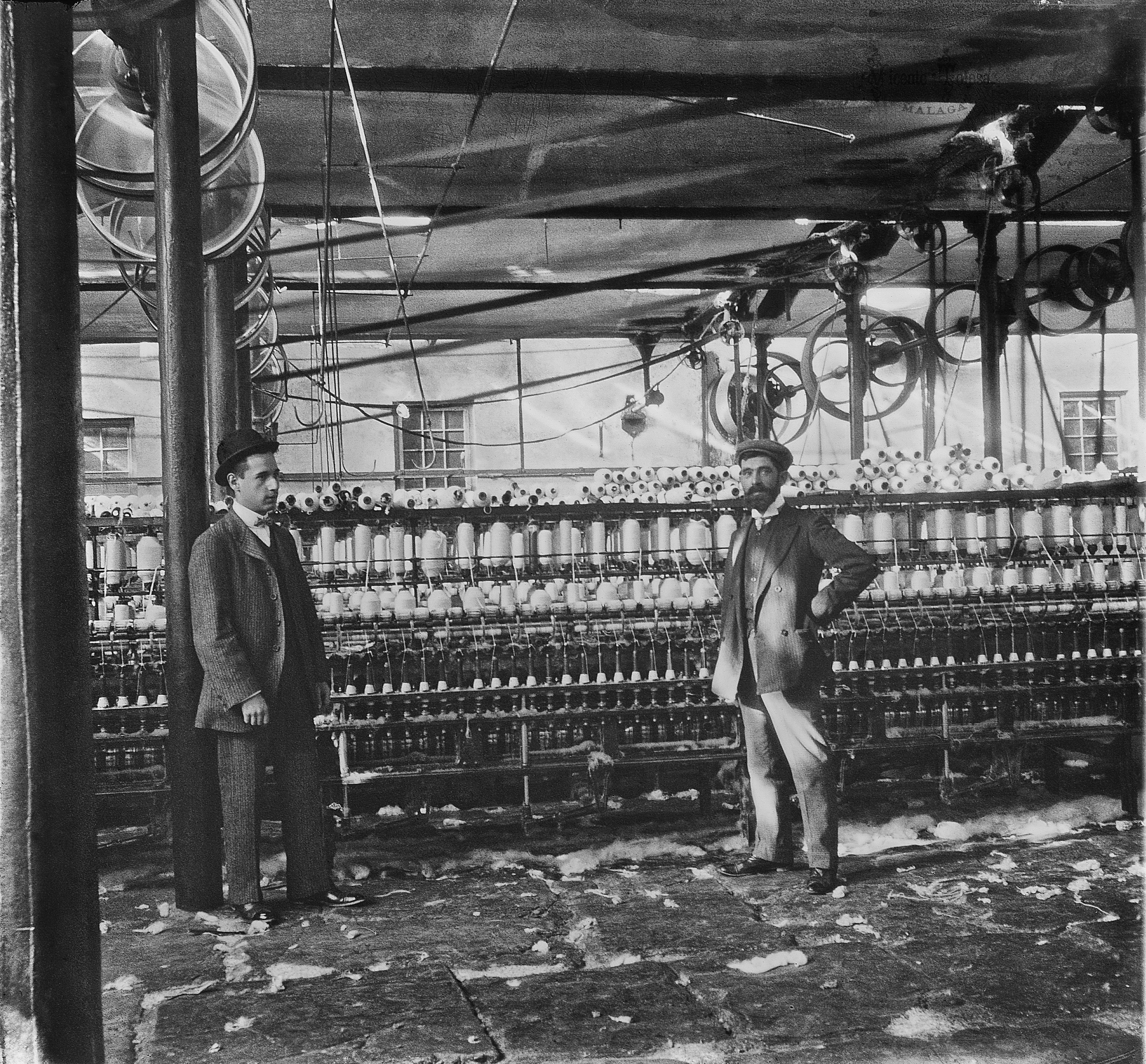 Malaga: Fabrica "La Aurora". Maquina de hilar, 1908. . (positivo en vidrio)