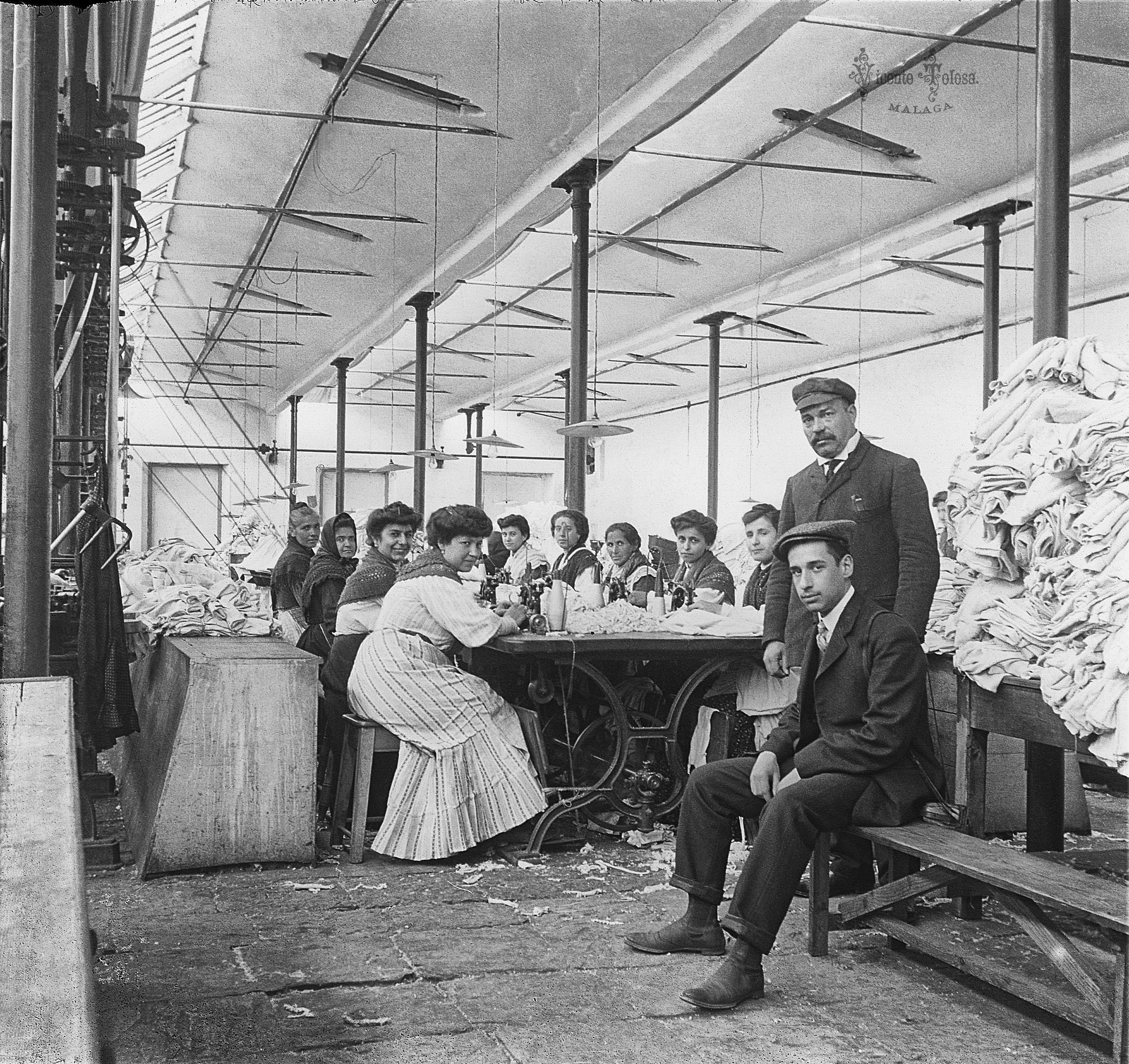Malaga: Industria Malaguena: Taller de costura de camisetas. 1908. (positivo en vidrio)