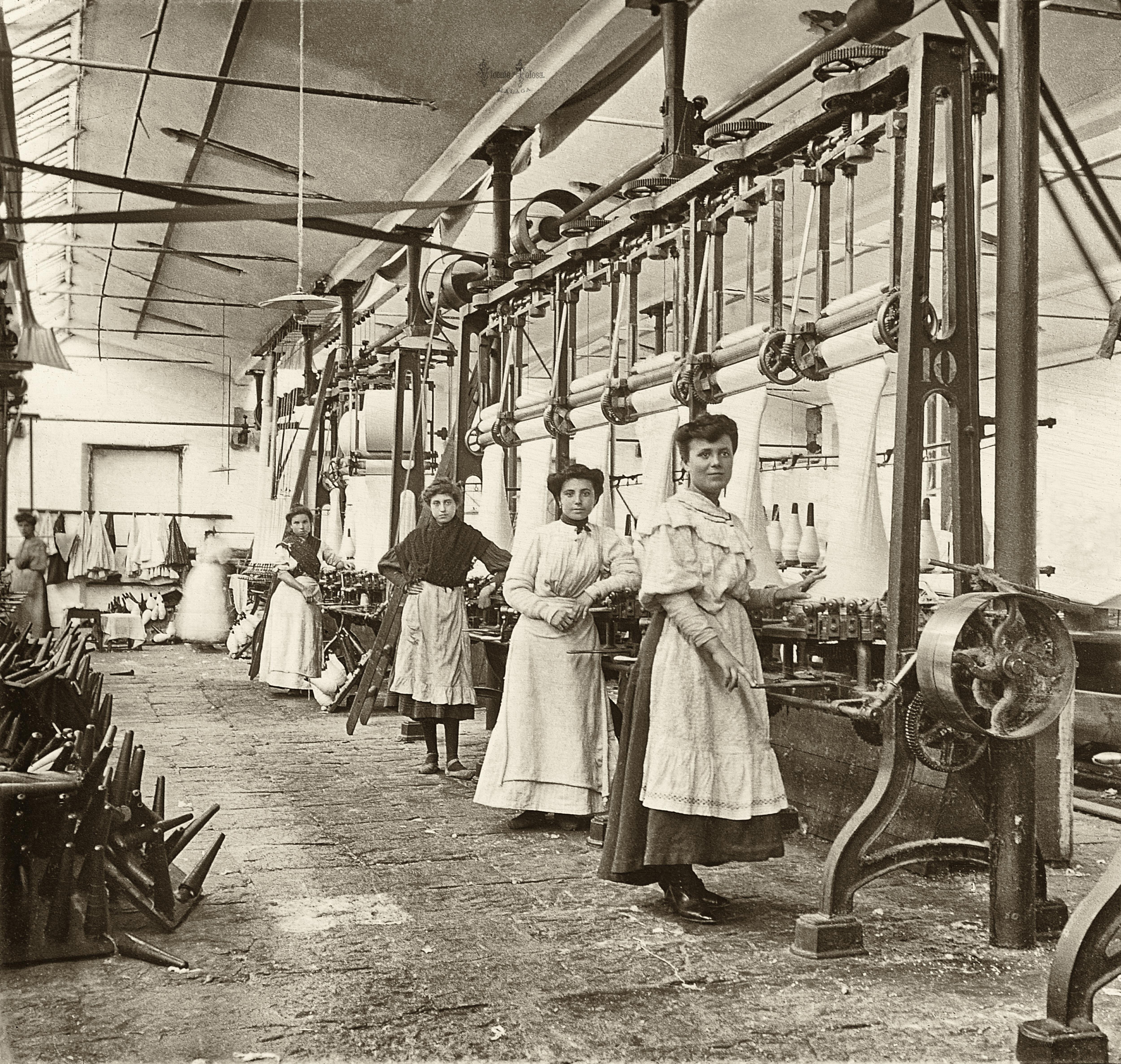 Malaga: Industria Malaguena: tejiendo camisetas. 1908. (positivo en vidrio)
