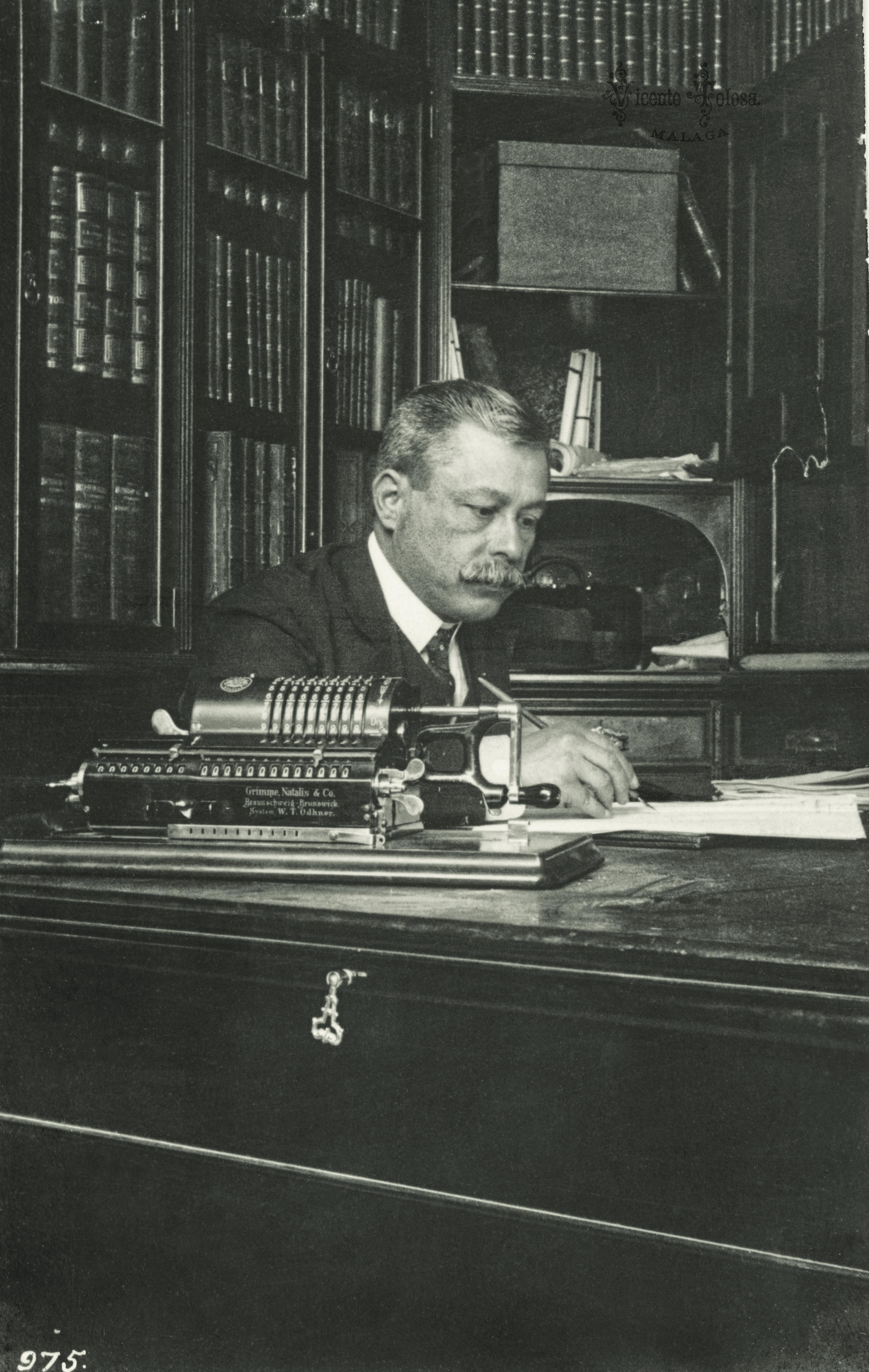 Malaga: Vicente Tolosa en el despacho. 1-7-1908