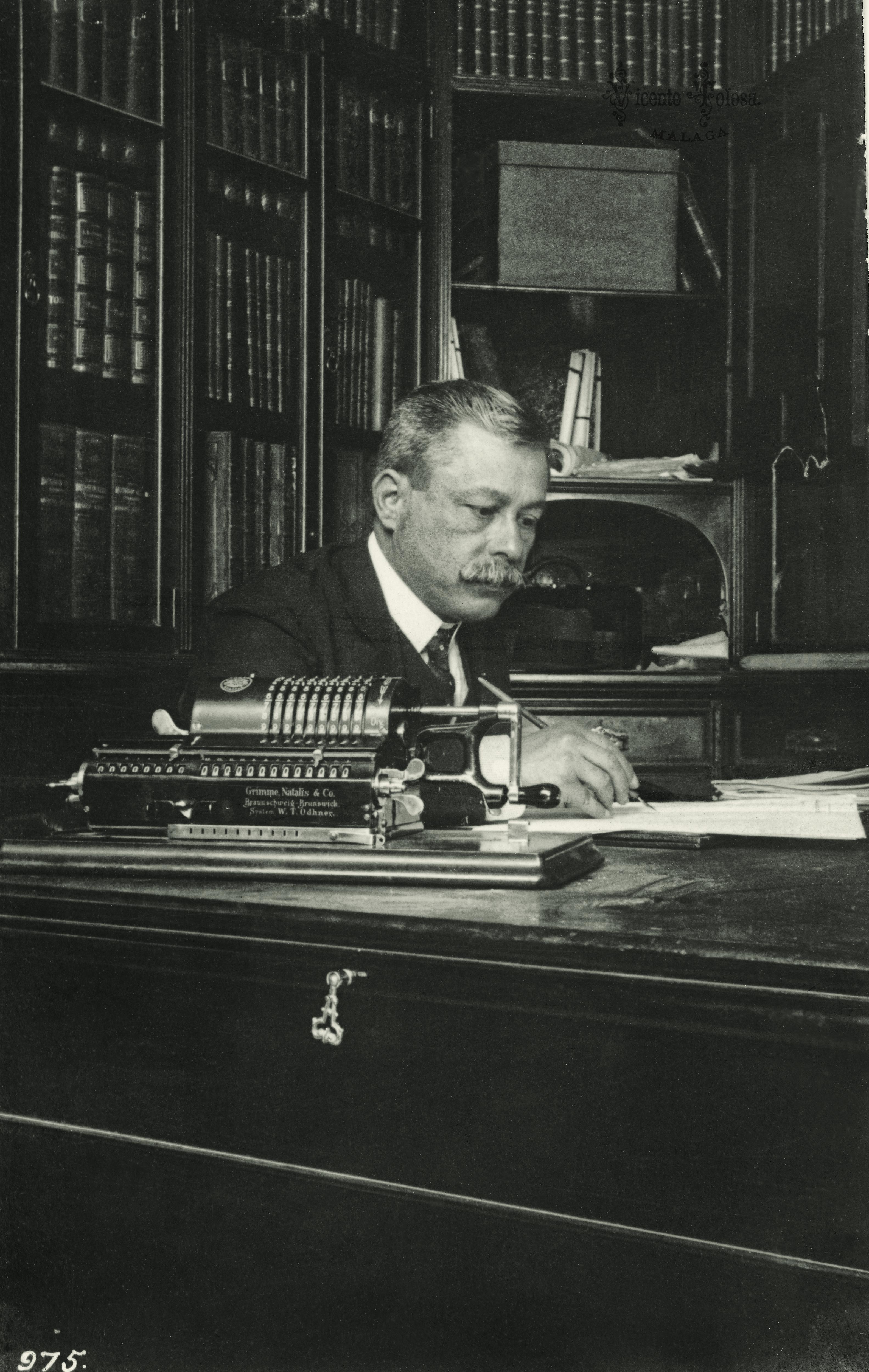 Malaga: Vicente Tolosa en el despacho. 1-7-1908