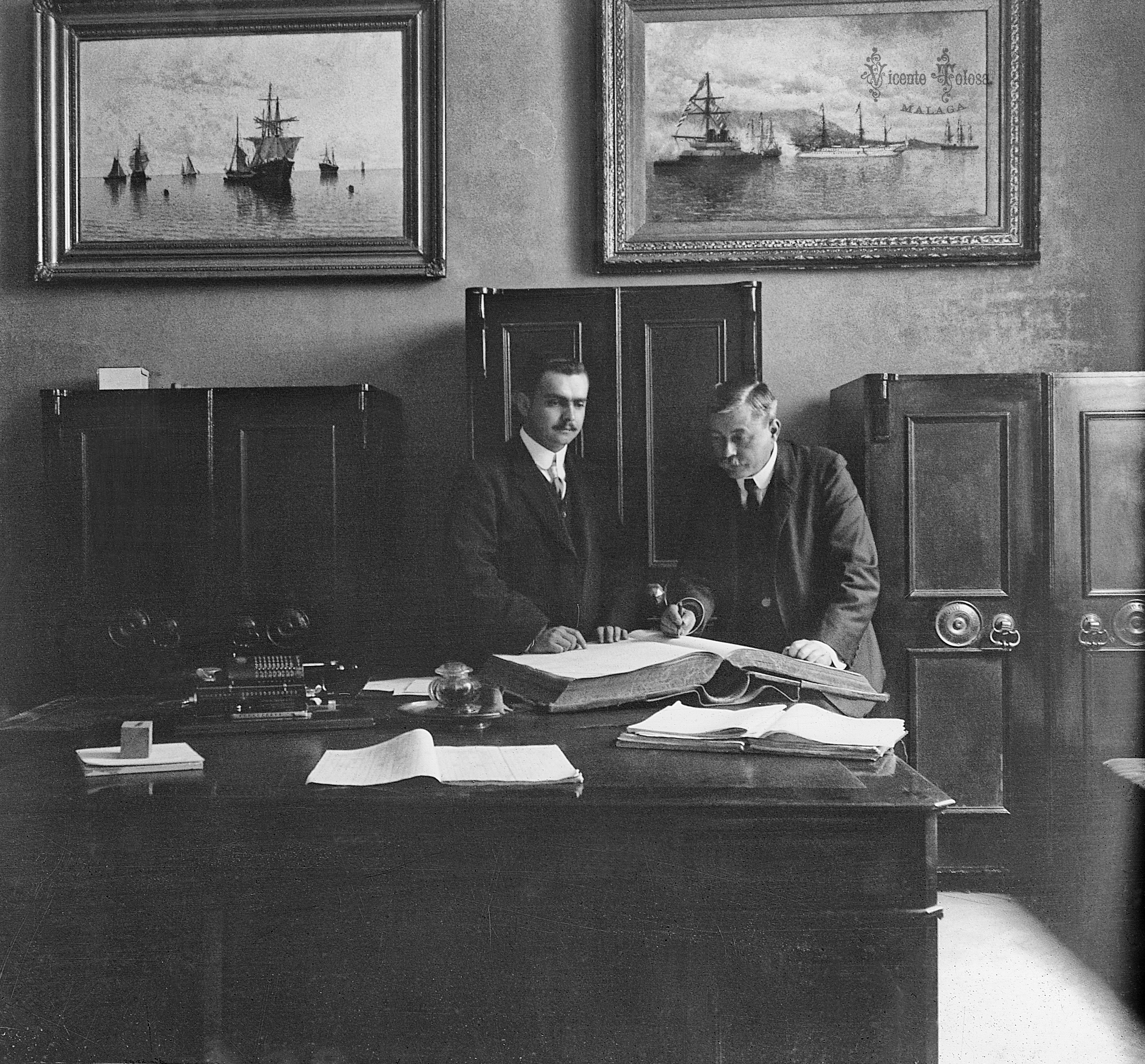 Malaga: En el despacho. 1908. (positivo en vidrio)