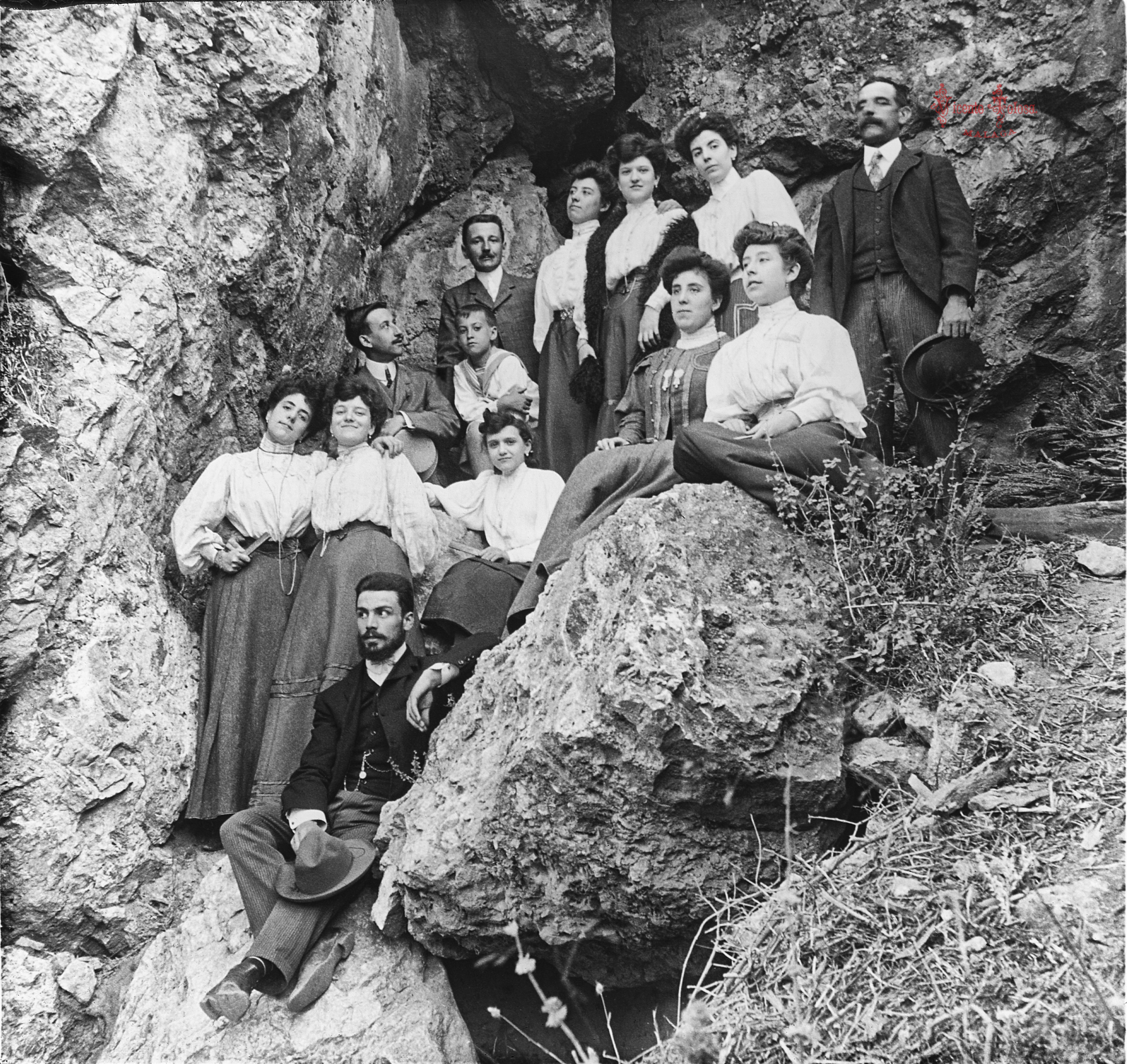 Lanjaron: Grupo en la cueva al pie del Castillo. 1905