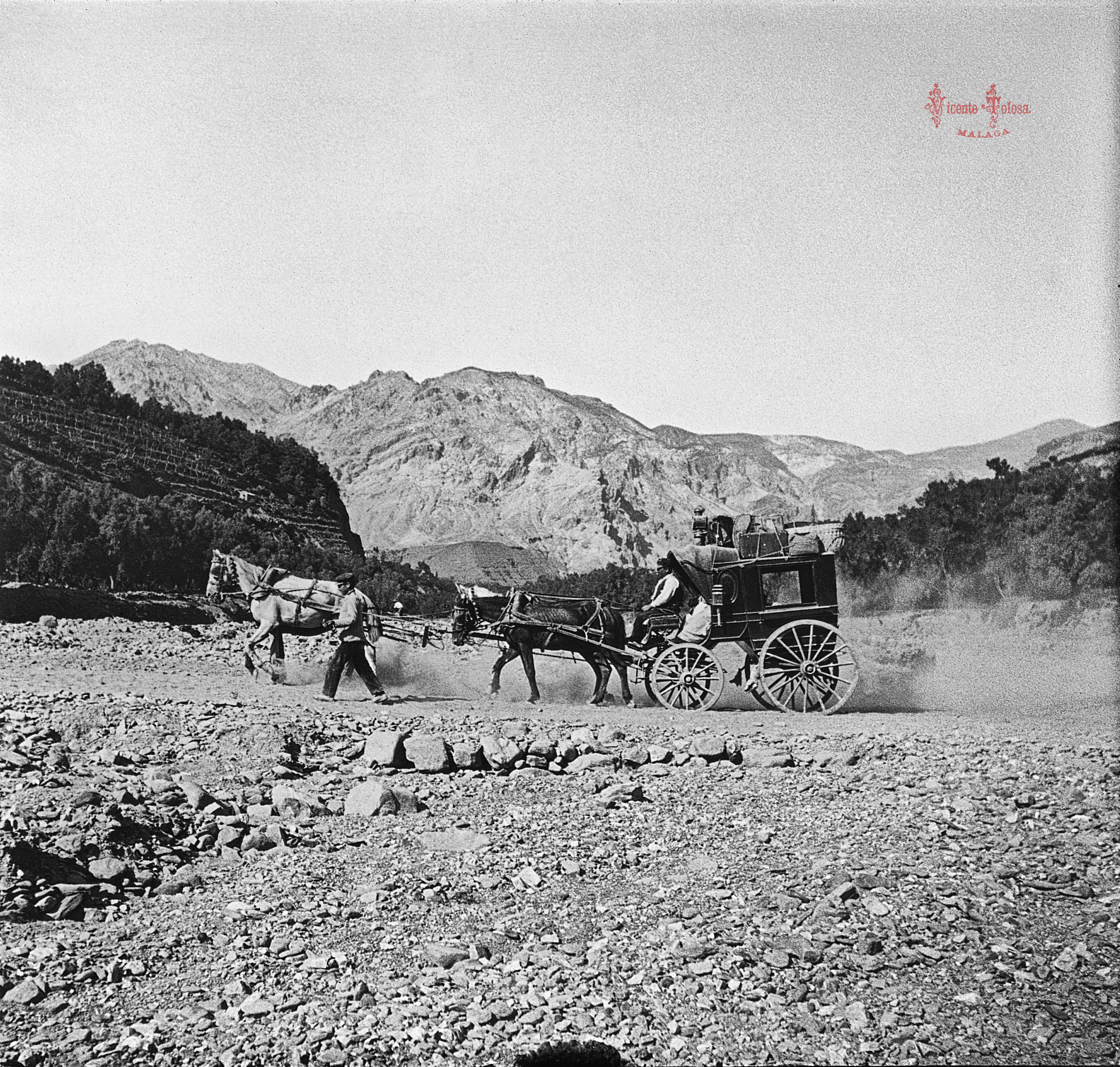 Carretera de Granada a Motril: Paso del coche por el torrente. 1905. (positivo en vidrio)