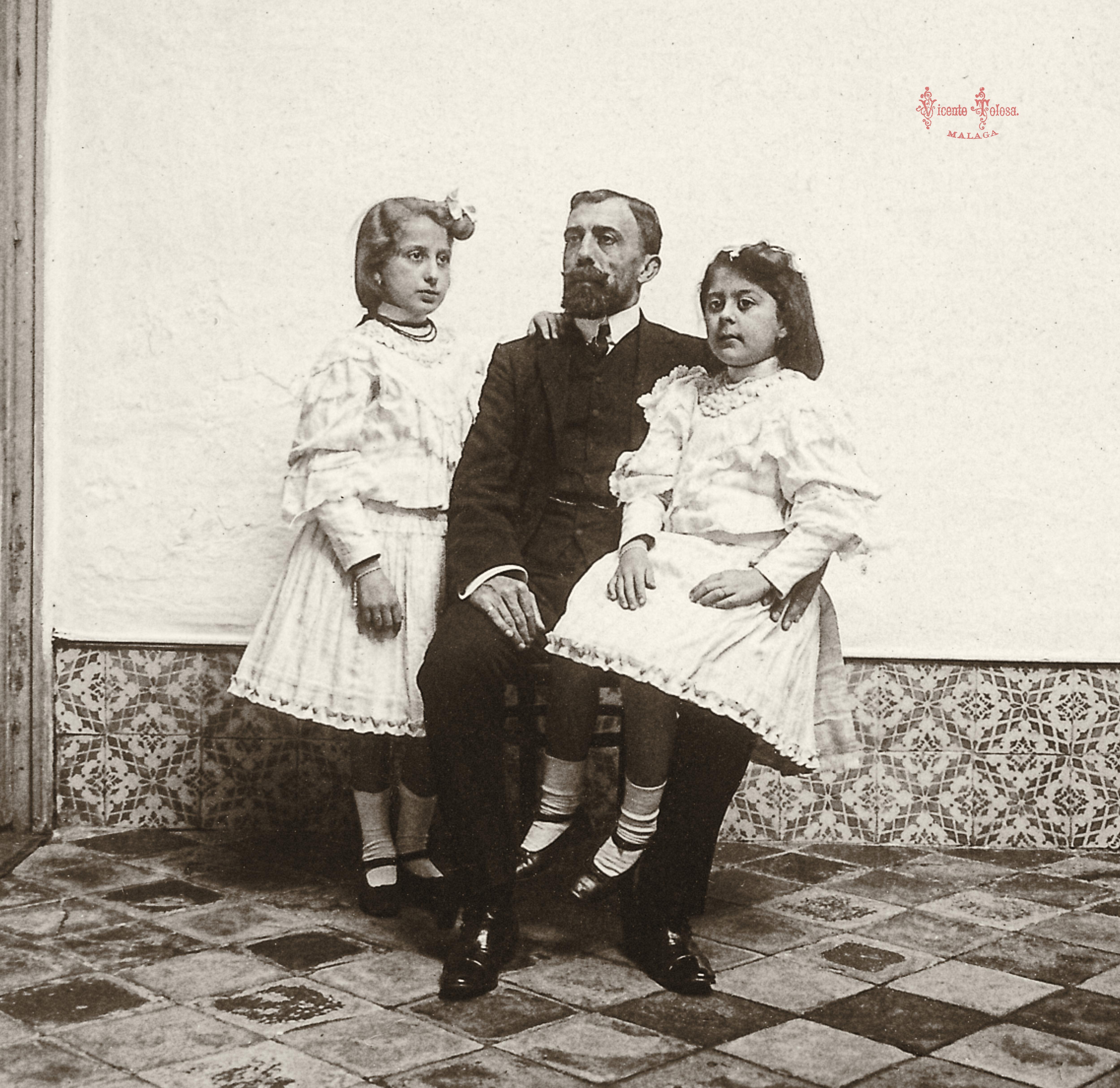 Sevilla: (A. Rodriguez con sus hijas). 1906