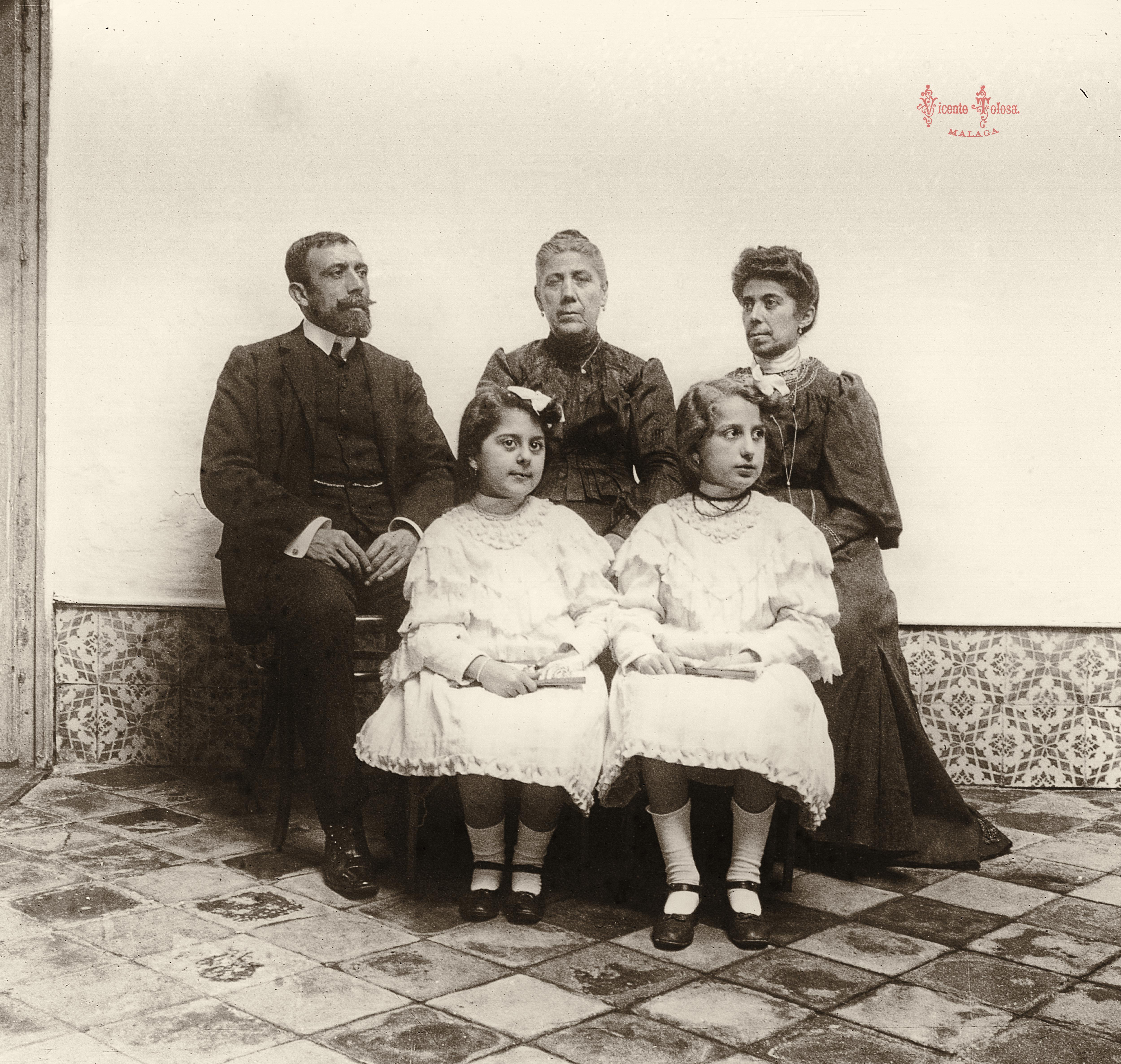 Sevilla: Familia (de A. Rodríguez). 1906