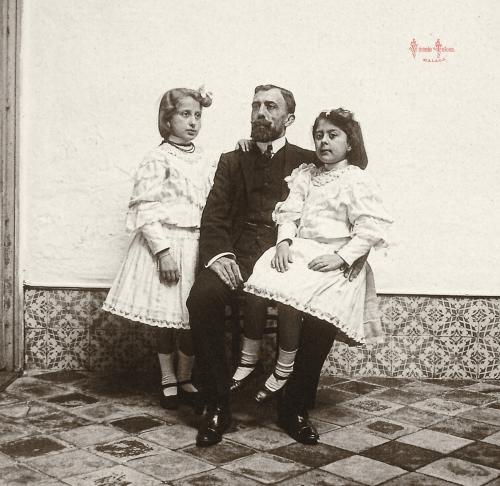 Sevilla: (A. Rodriguez con sus hijas). 1906
