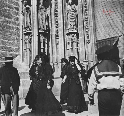 Sevilla: Jueves Santo: Saliendo de la Catedral. 1906