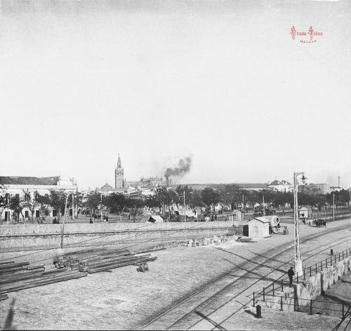 Sevilla. Vista desde el puente de Triana hacia la Giralda. 1906. (positivo en vidrio)