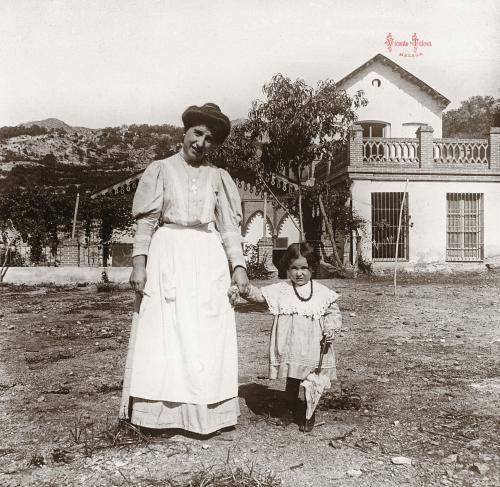 Lanjarón: Nina Maria C. con la ninera. 1906