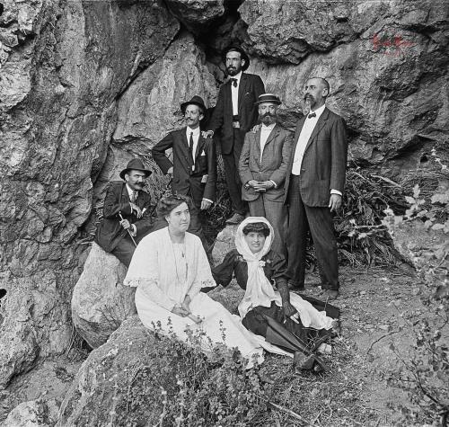 Lanjaron.: Grupo en el interior de una gruta. 1908