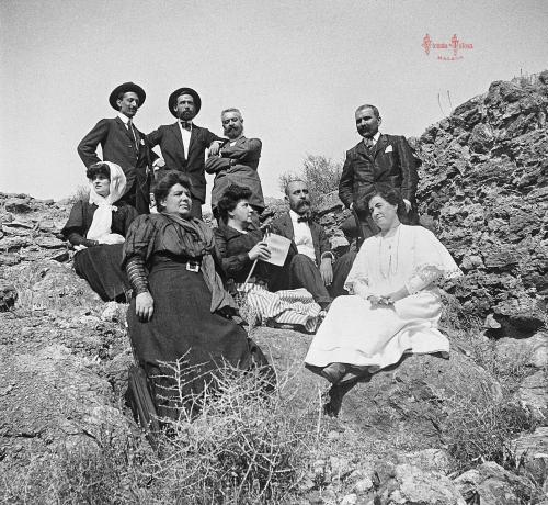 Lanjarón: Grupo en el interior del Castillo. Ruinas. 1908