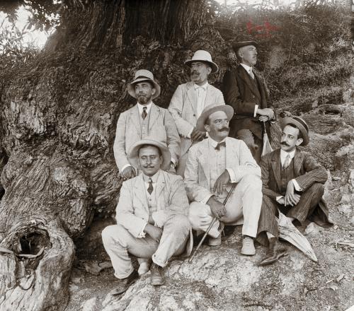 Lanjarón: Grupo bajo el castano. 1-9-1911