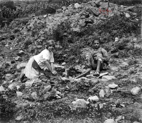 Lanjarón: Muchacha lavando en el barranco. 1-9-1913