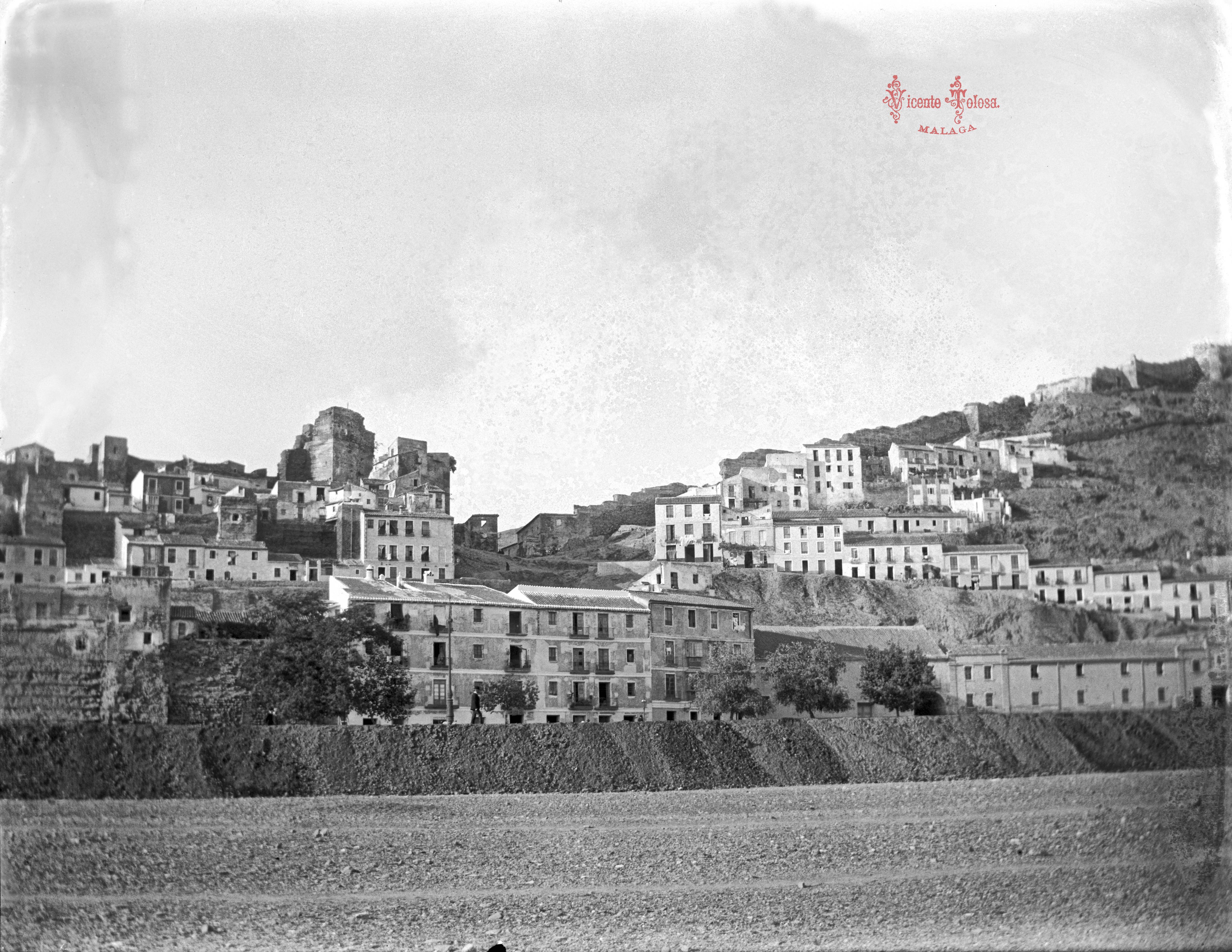 Malaga: (Vista de la Alcazaba y Gibralfaro desde la explanada del Parque). 1905