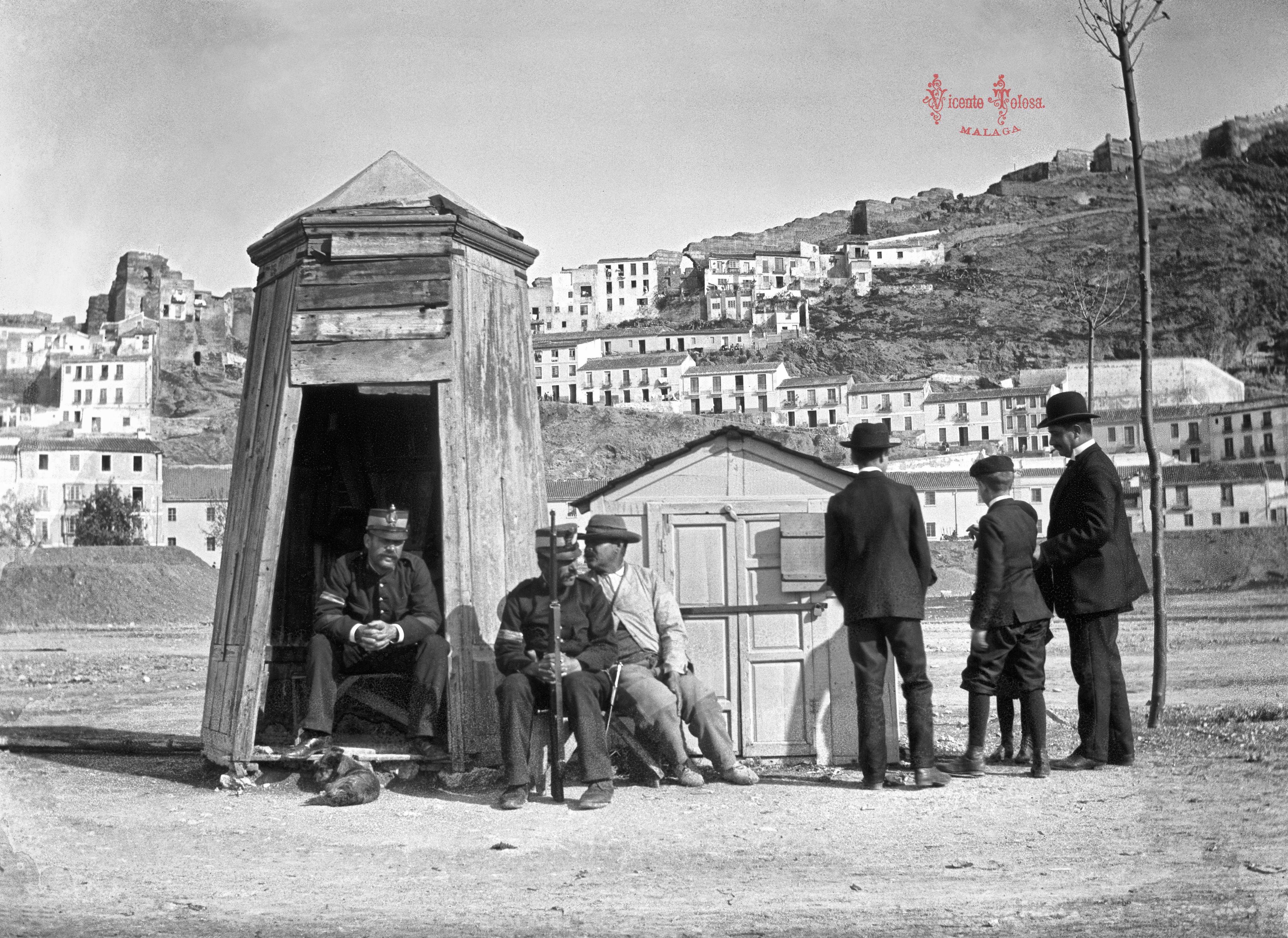 Málaga: Puesto de carabineros en la explanada del puerto. 1904. (negativo en vidrio)