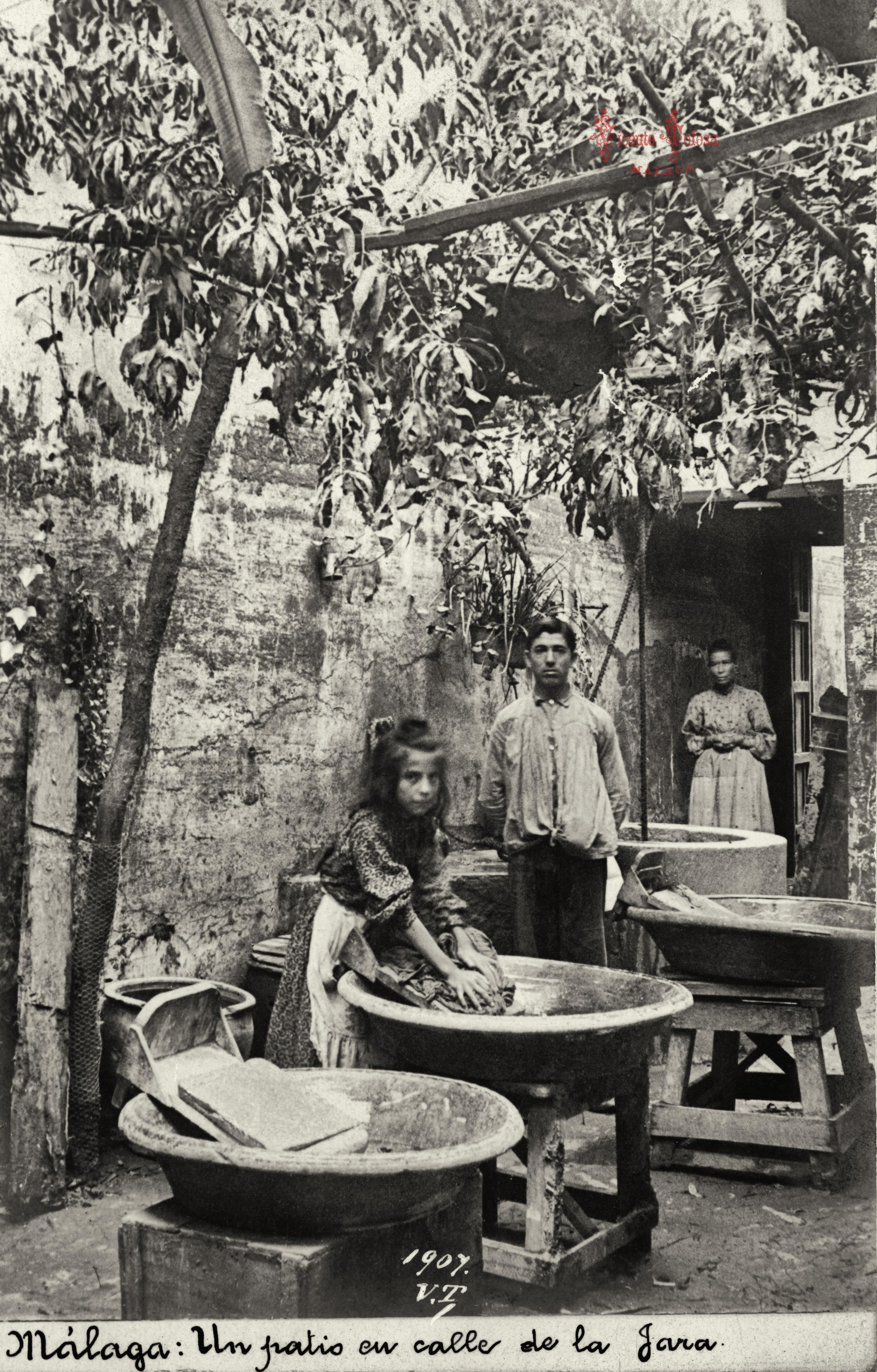 Malaga: Un patio en calle de la Jara. 1907. (copia en papel)