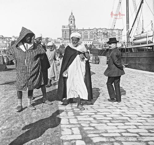 Malaga: Moros en el muelle. 1908. (positivo en vidrio)