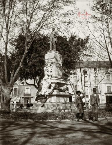 (Abuelo Antonio y su hermano Pepe, delante de la estatua del Marques de Larios). 1903. (negativo en vidrio)