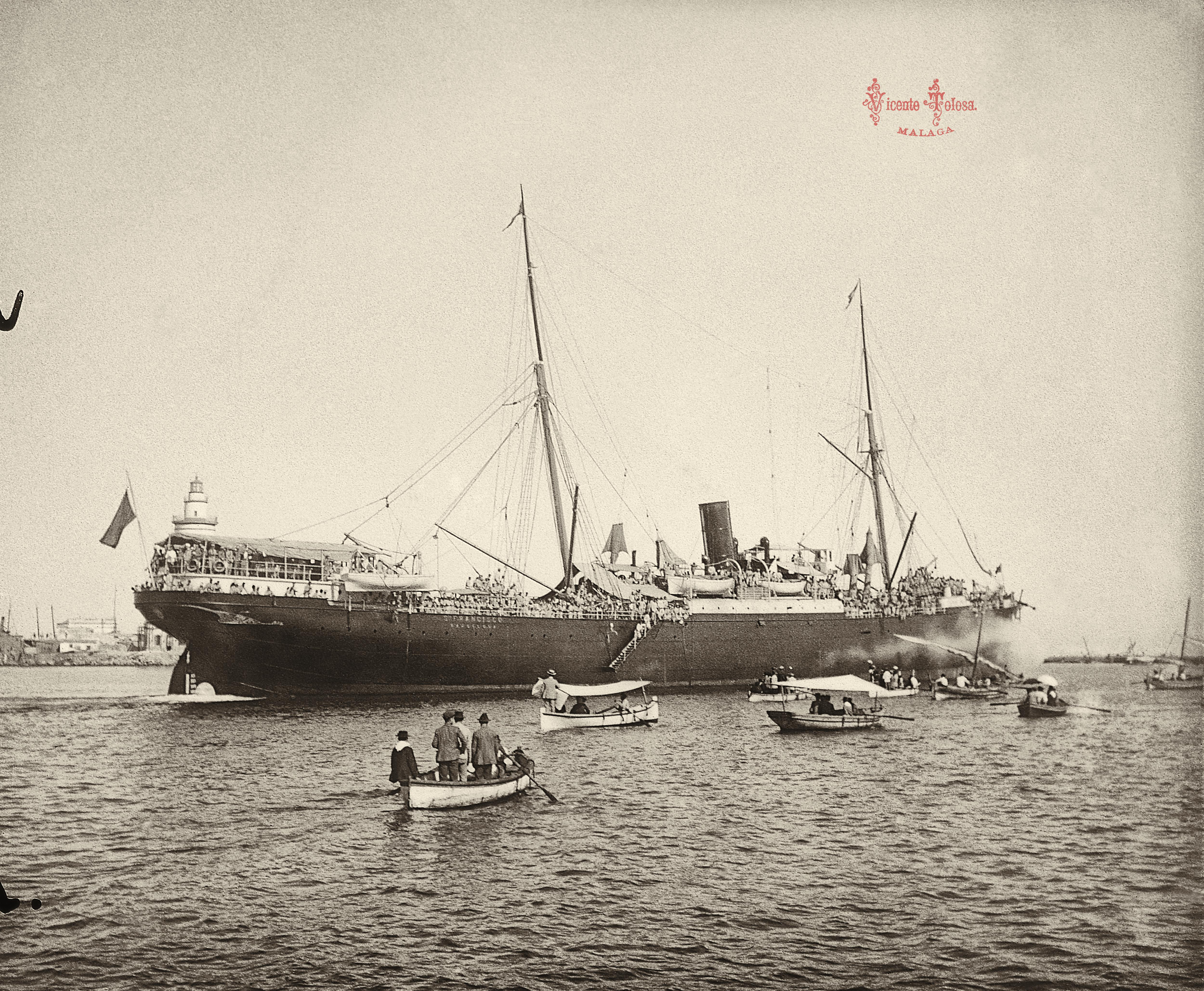 Malaga: El vapor San Francisco saliendo del puerto llevando los cazadores de Chiclana. 1909.
