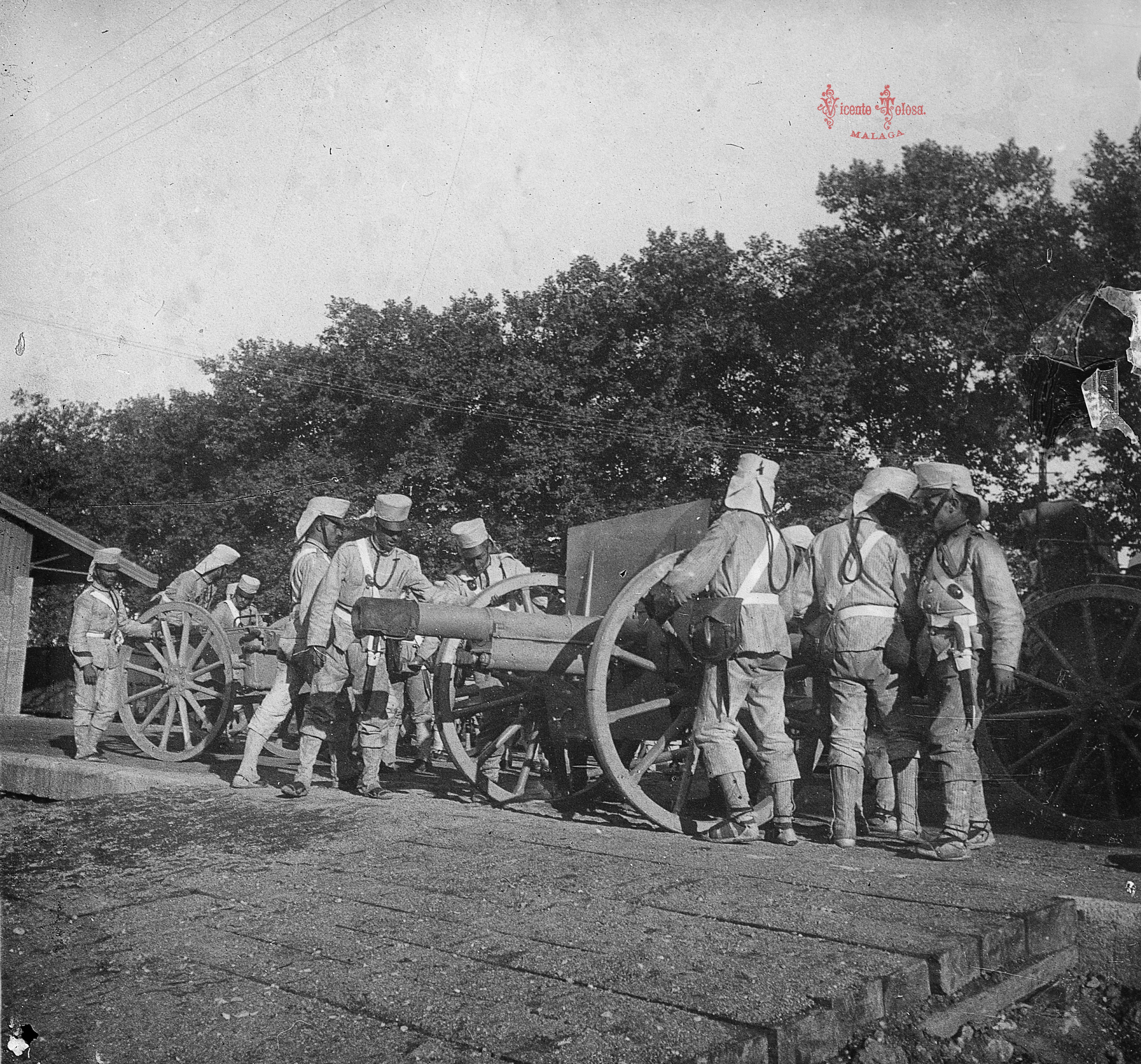 Malaga: 2 Regimiento de artillería de montana descargando cañon en la estacion del ferrocarril. 1909