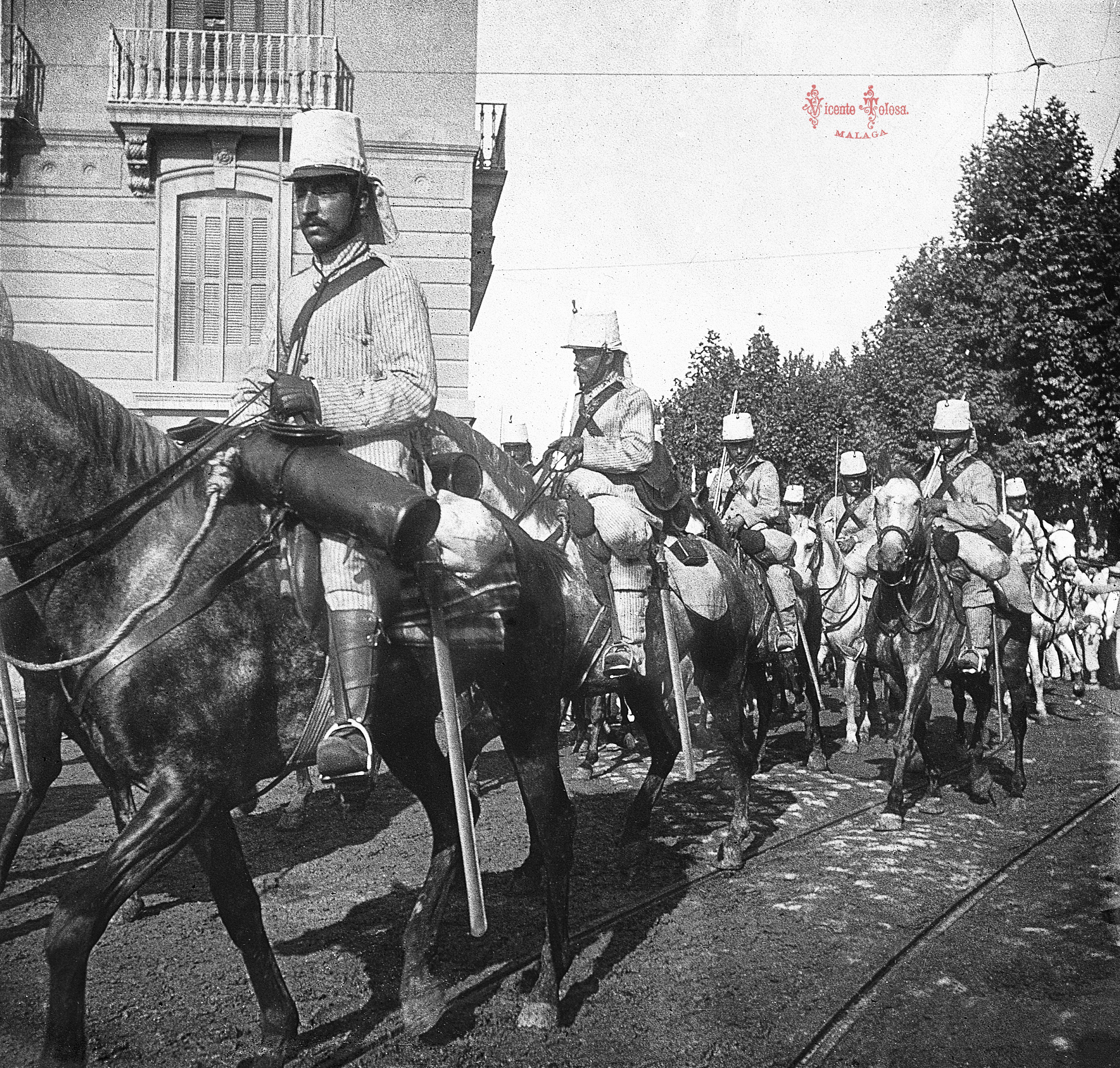 Malaga: Húsares de la Princesa con dirección al muelle. 1909