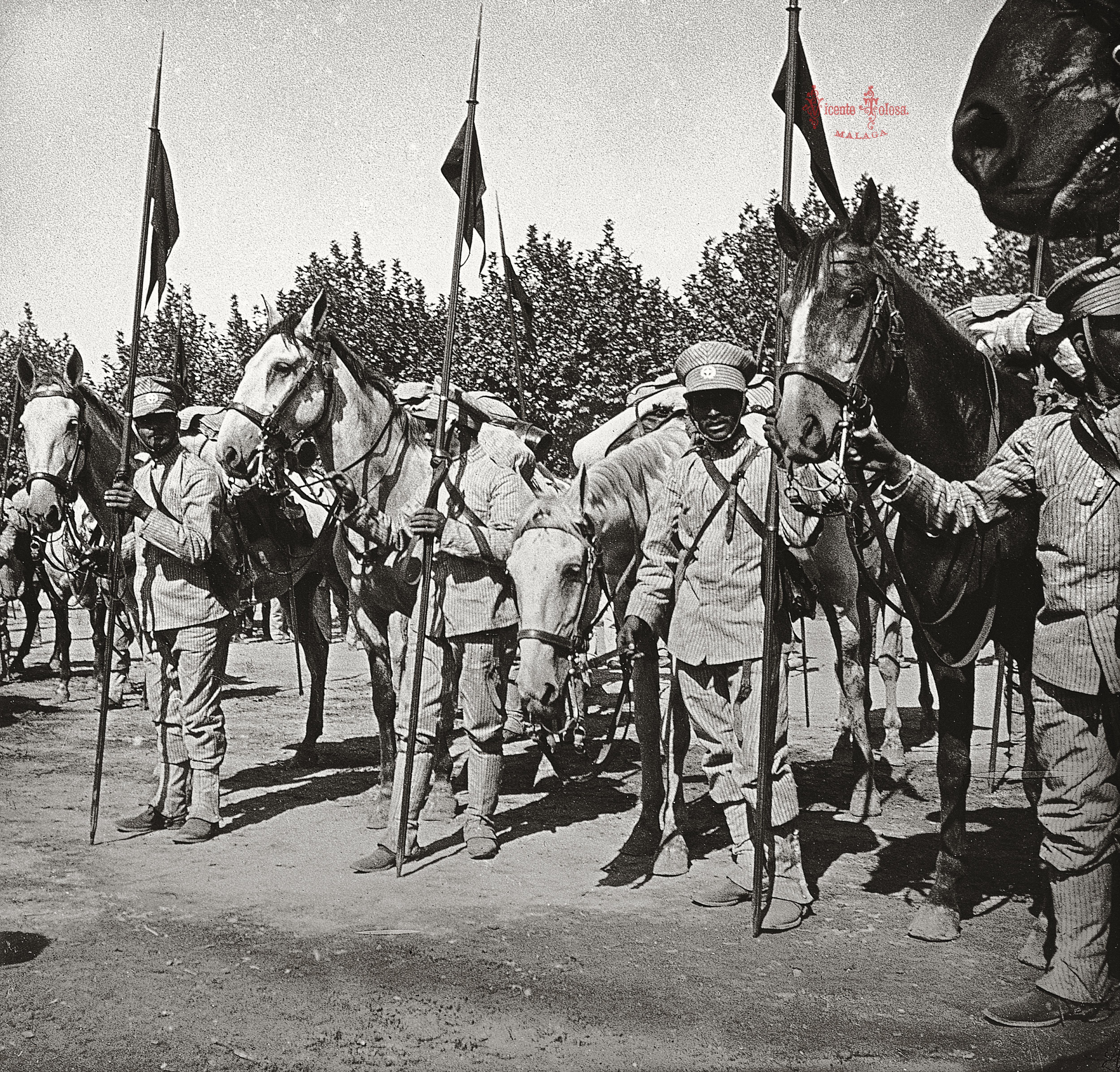 Malaga: Regimiento de infanteria de Cerinola en marcha hacia el muelle. 1910