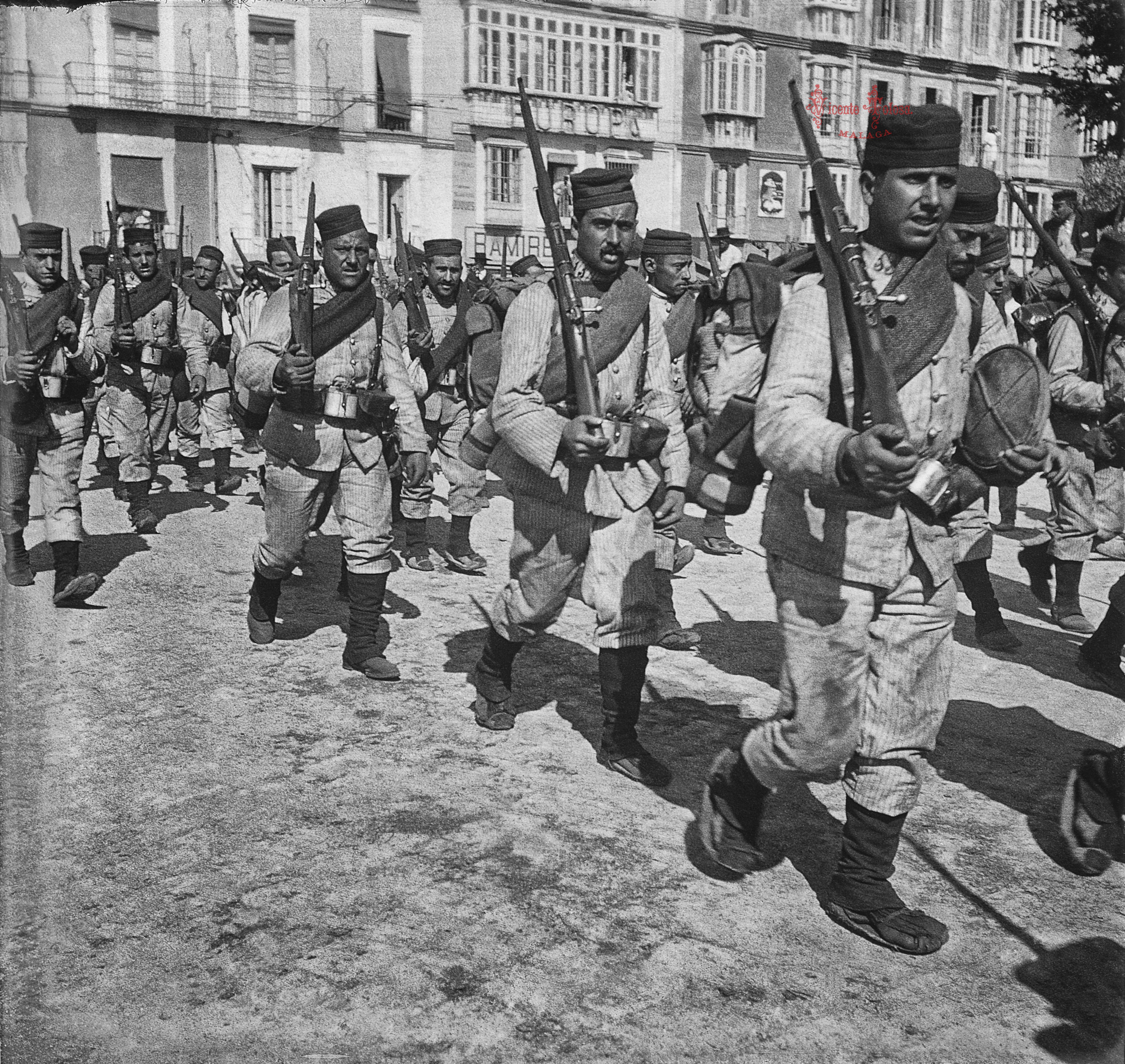 Malaga: Regimiento de Ceriñola en marcha para embarcarse. 1910