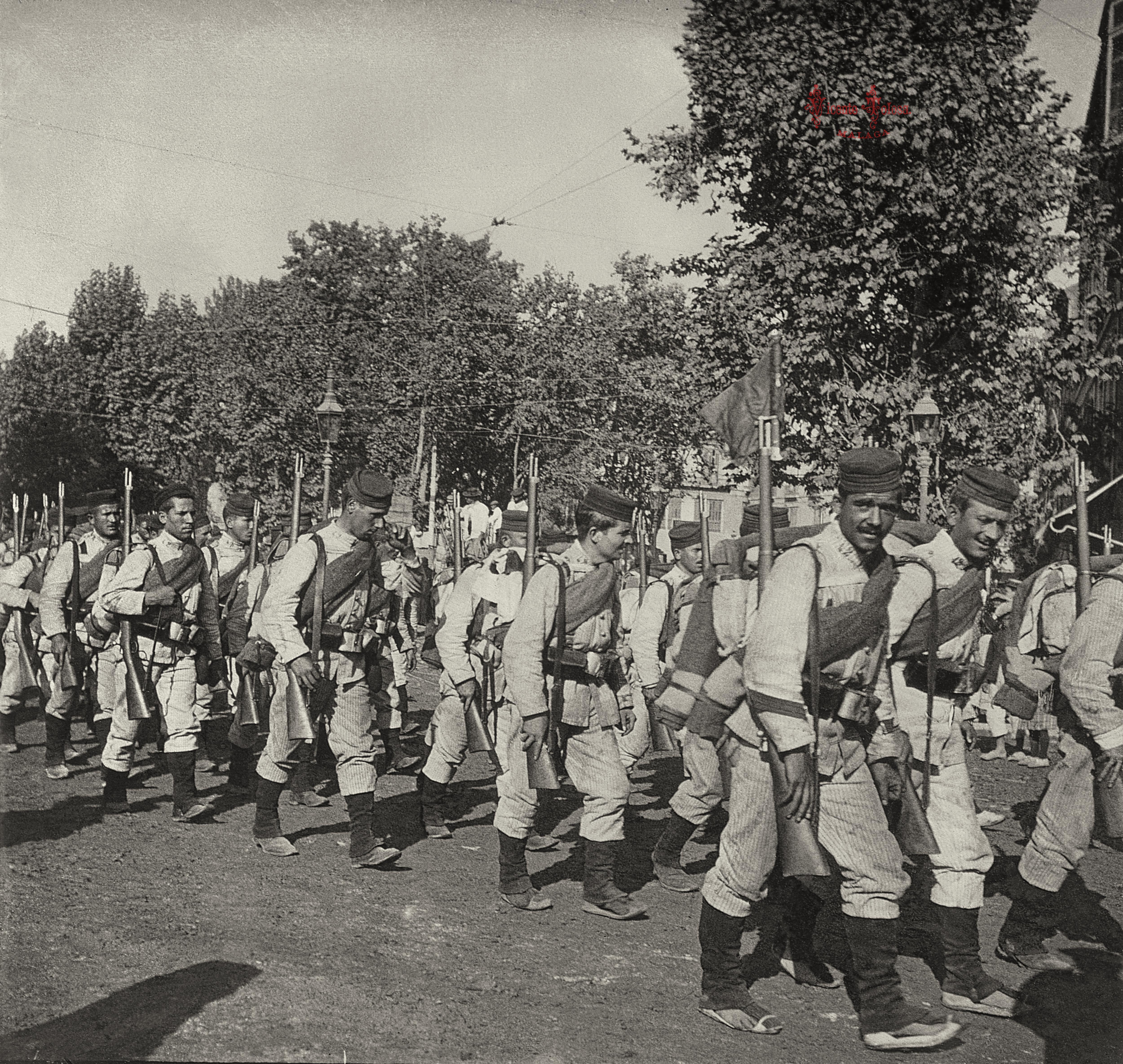 Malaga: Regimiento de infanteria de Ceriñola en marcha hacia el muelle. 1910. (positivo en vidrio)