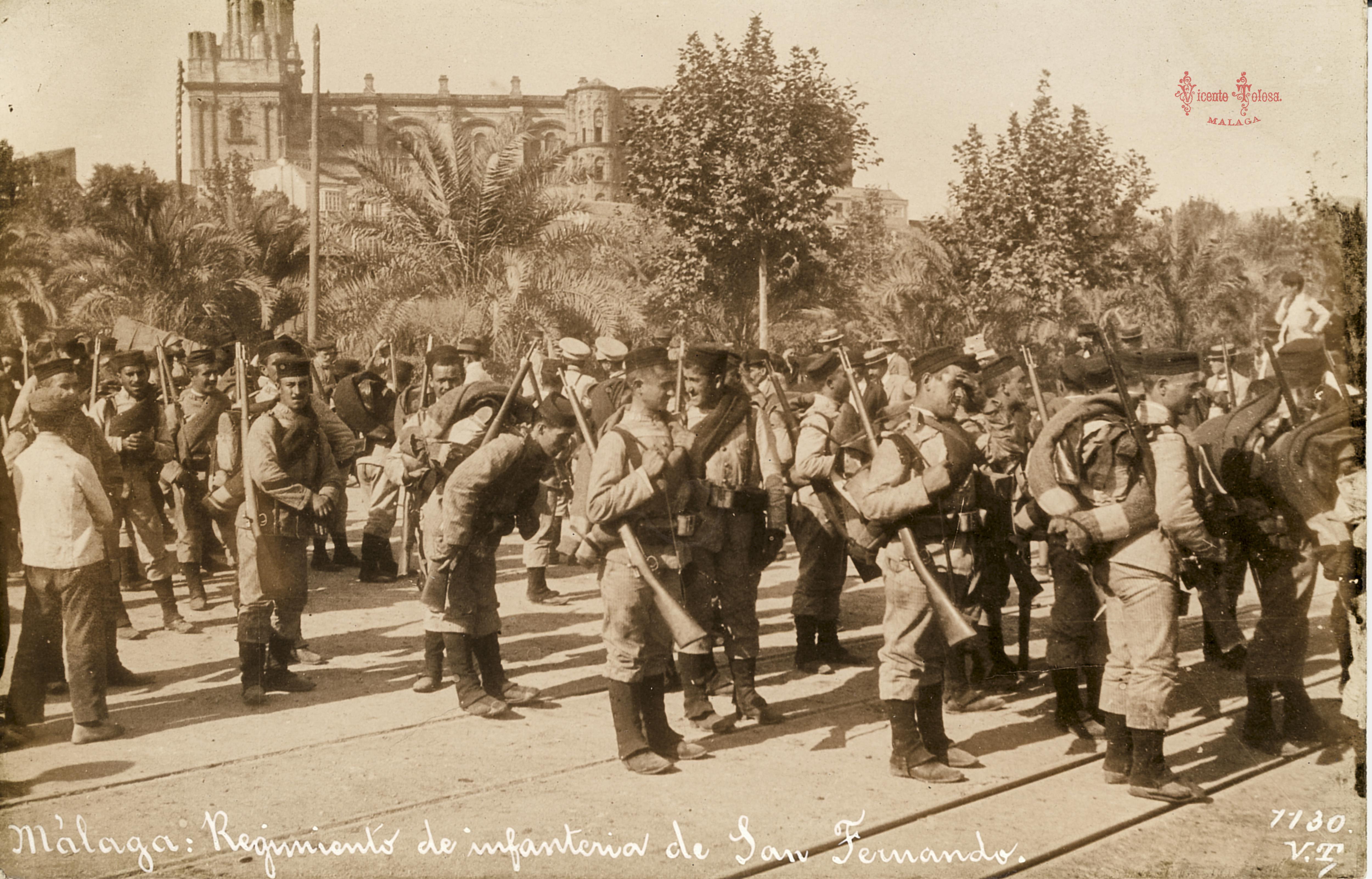 Malaga: Regimiento de San Fernando: En direccion al embarcadero. 1910