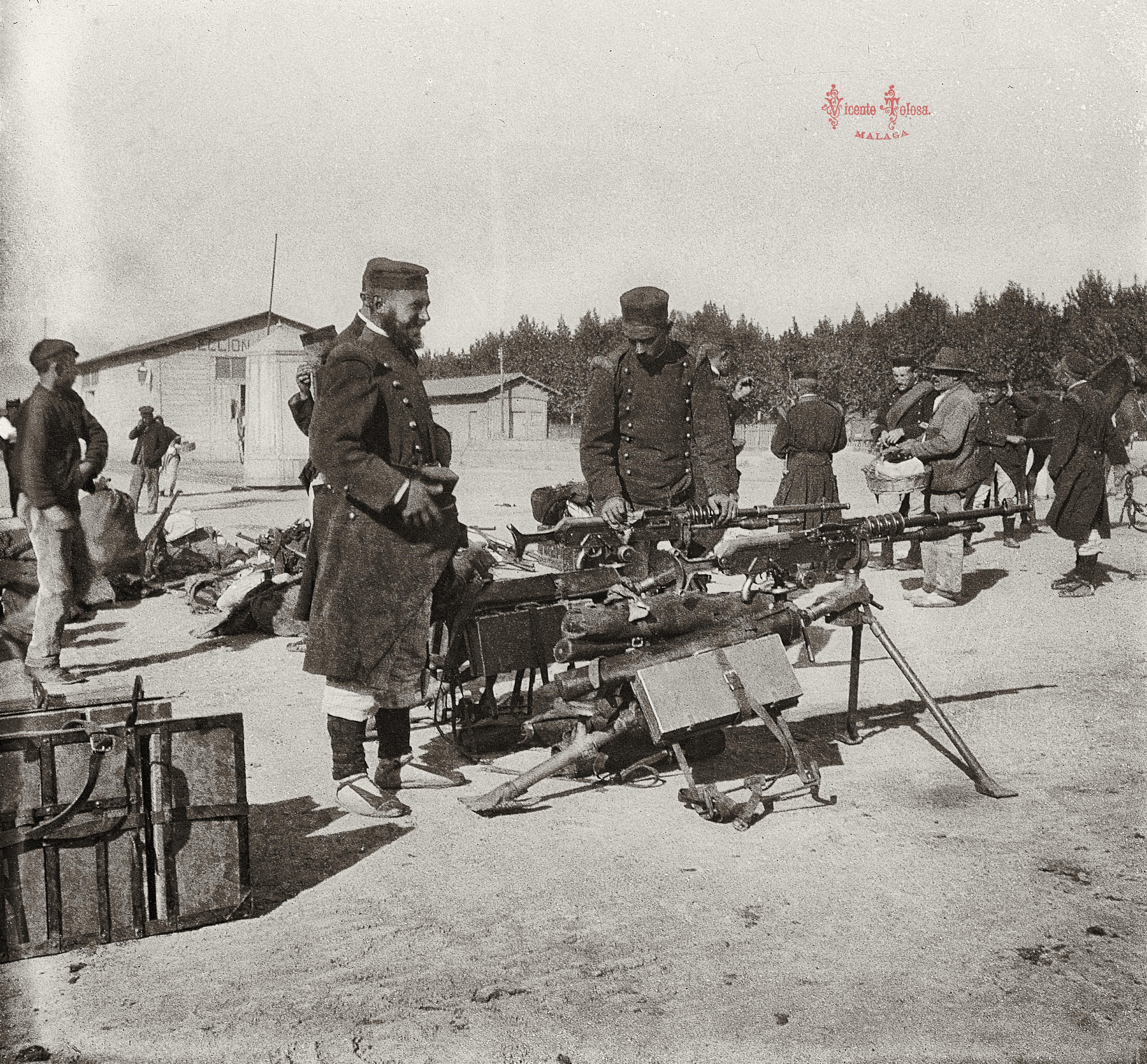 Malaga: Regreso del Regimiento del Rey: Seccion de ametralladoras. 1910