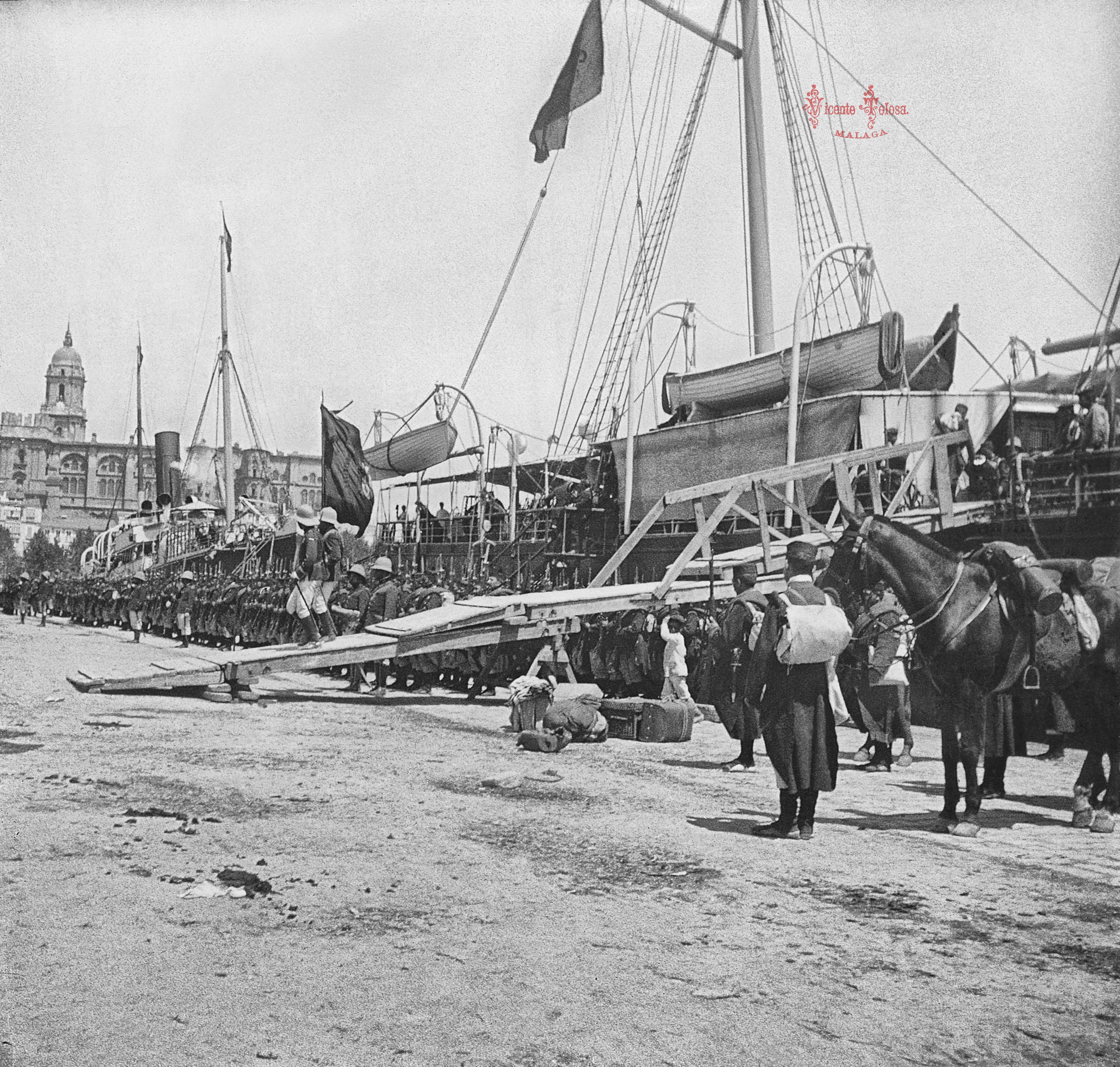 Malaga: Regreso de Melilla: Bandera del Regimiento de Leon saliendo del vapor Ciudad de Cadiz. 1910. (positivo en vidrio)