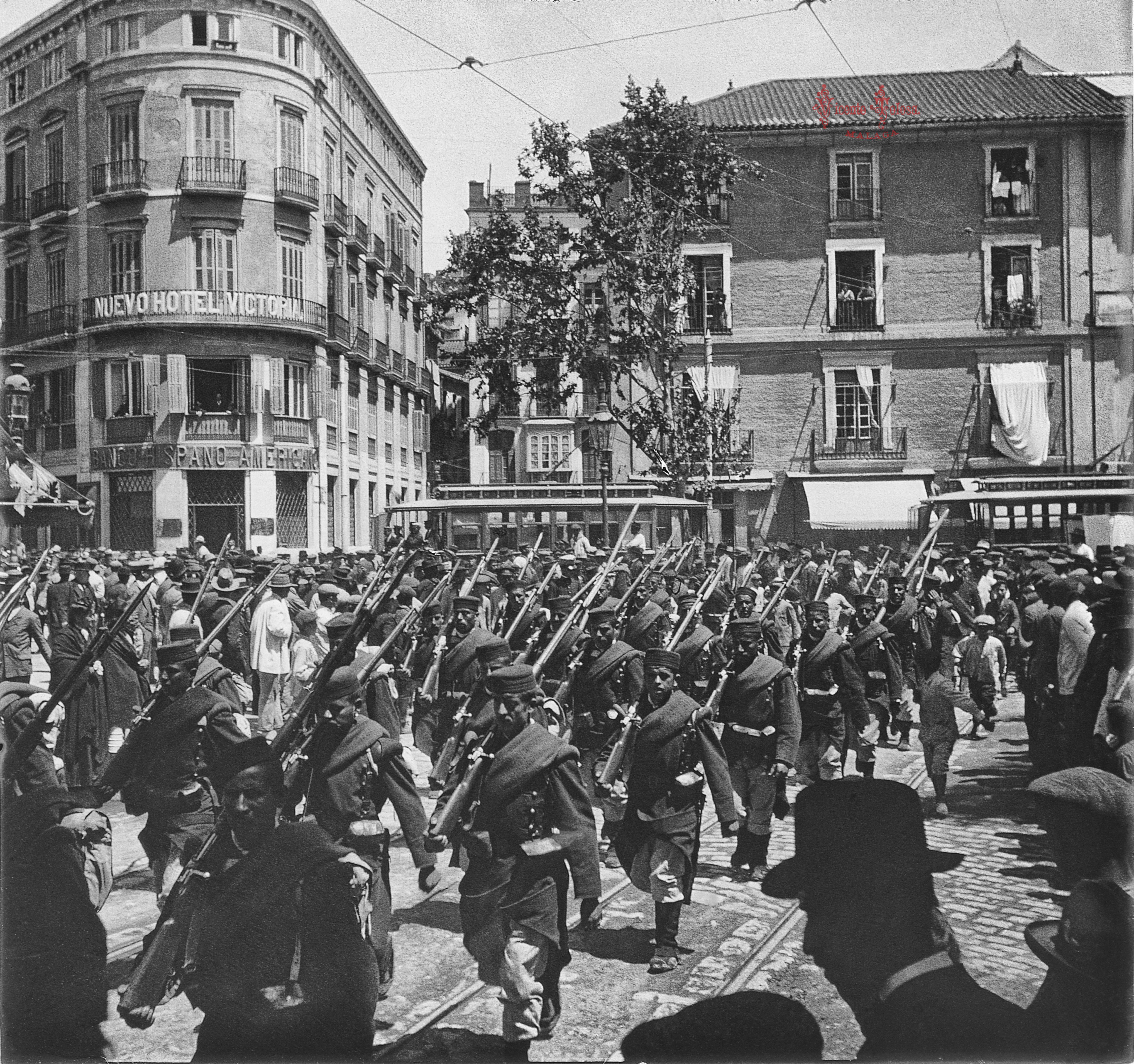 Malaga: De regreso de Melilla: Desfile del regimiento de Leon por la calle de Larios y Alameda. 1910. (positivo en vidrio)