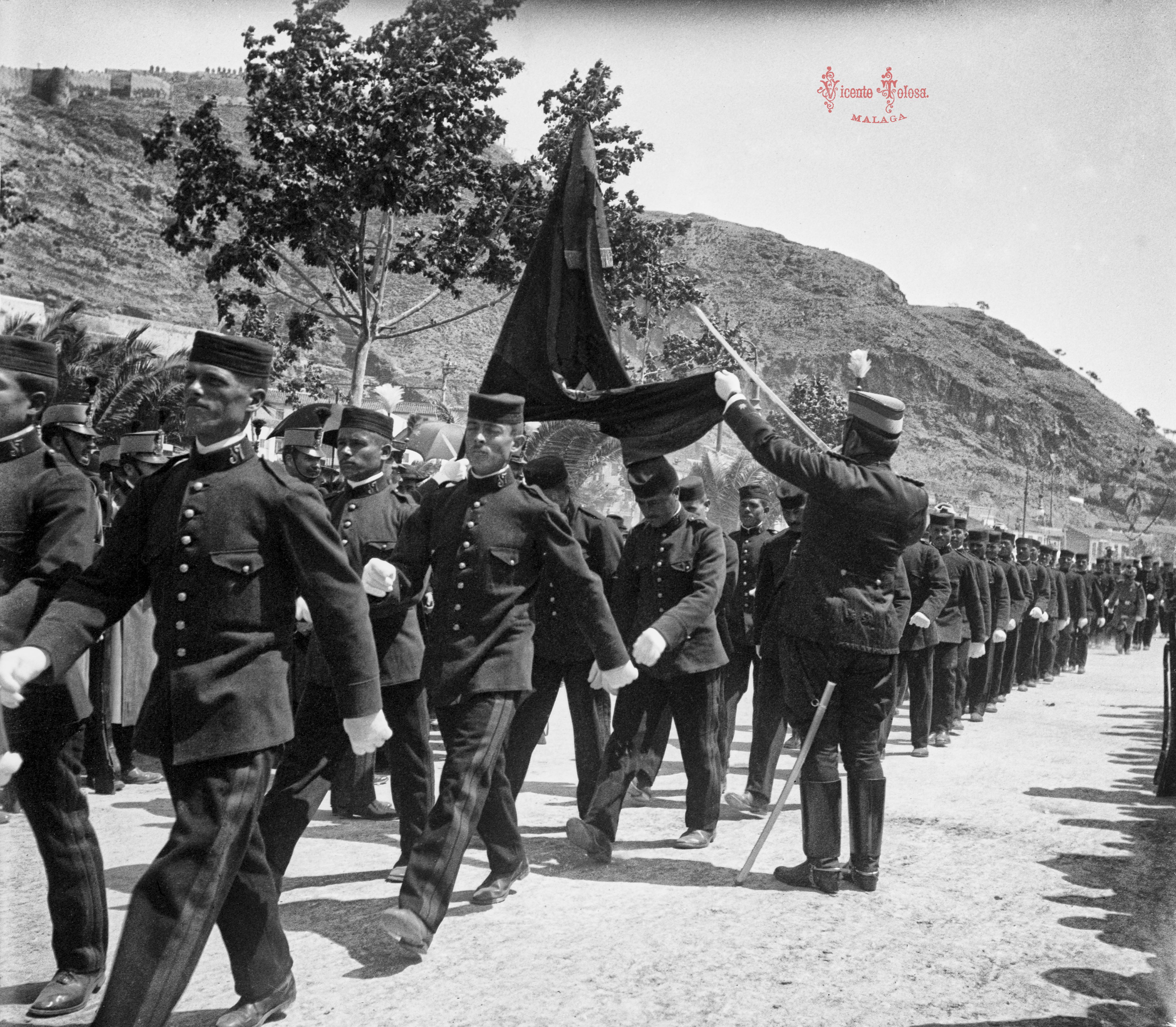 Málaga: Jura de la bandera: pasando bajo ella. 27-4-1913