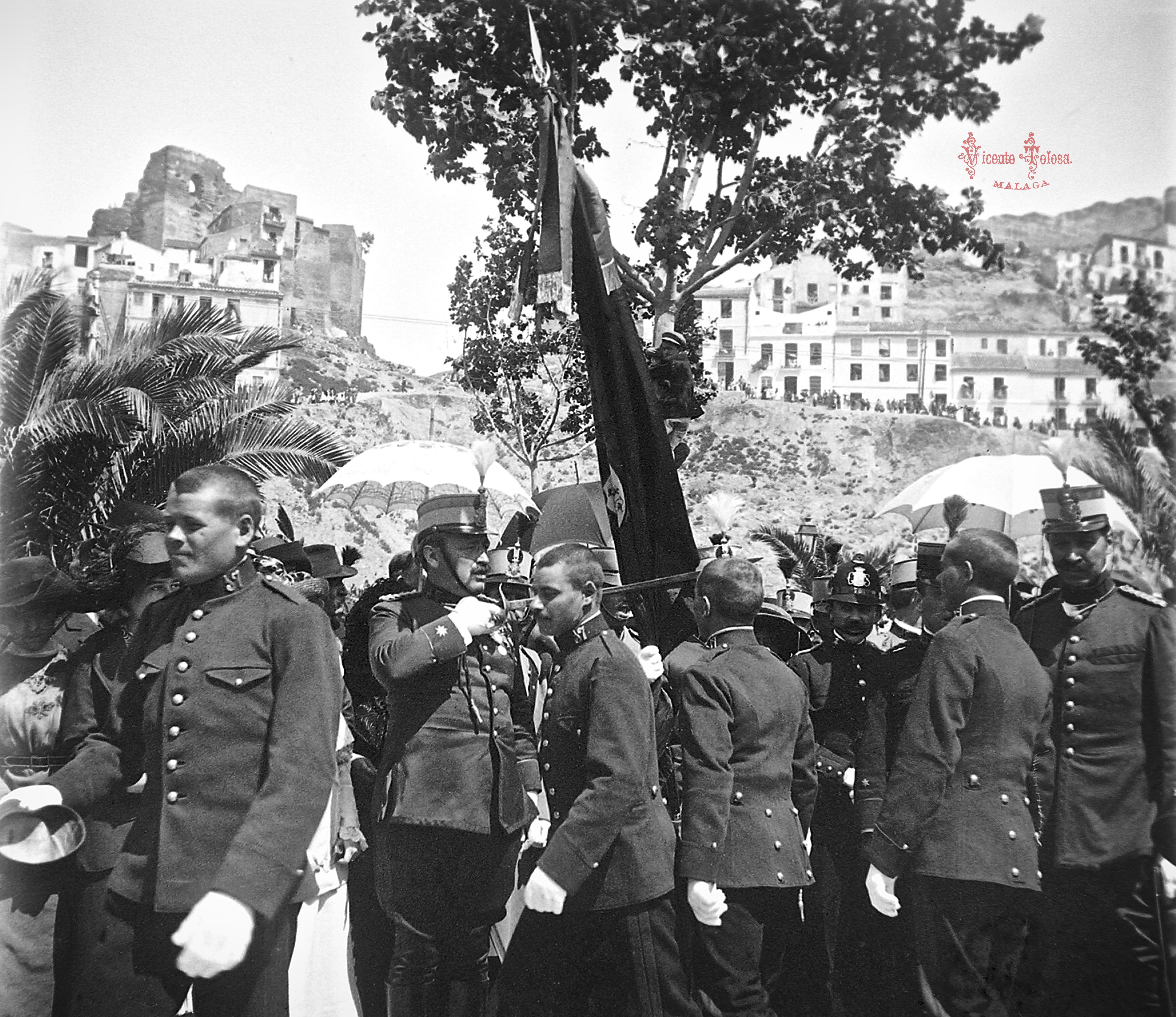 Málaga: Jura de bandera: besándola. 27-4-1913