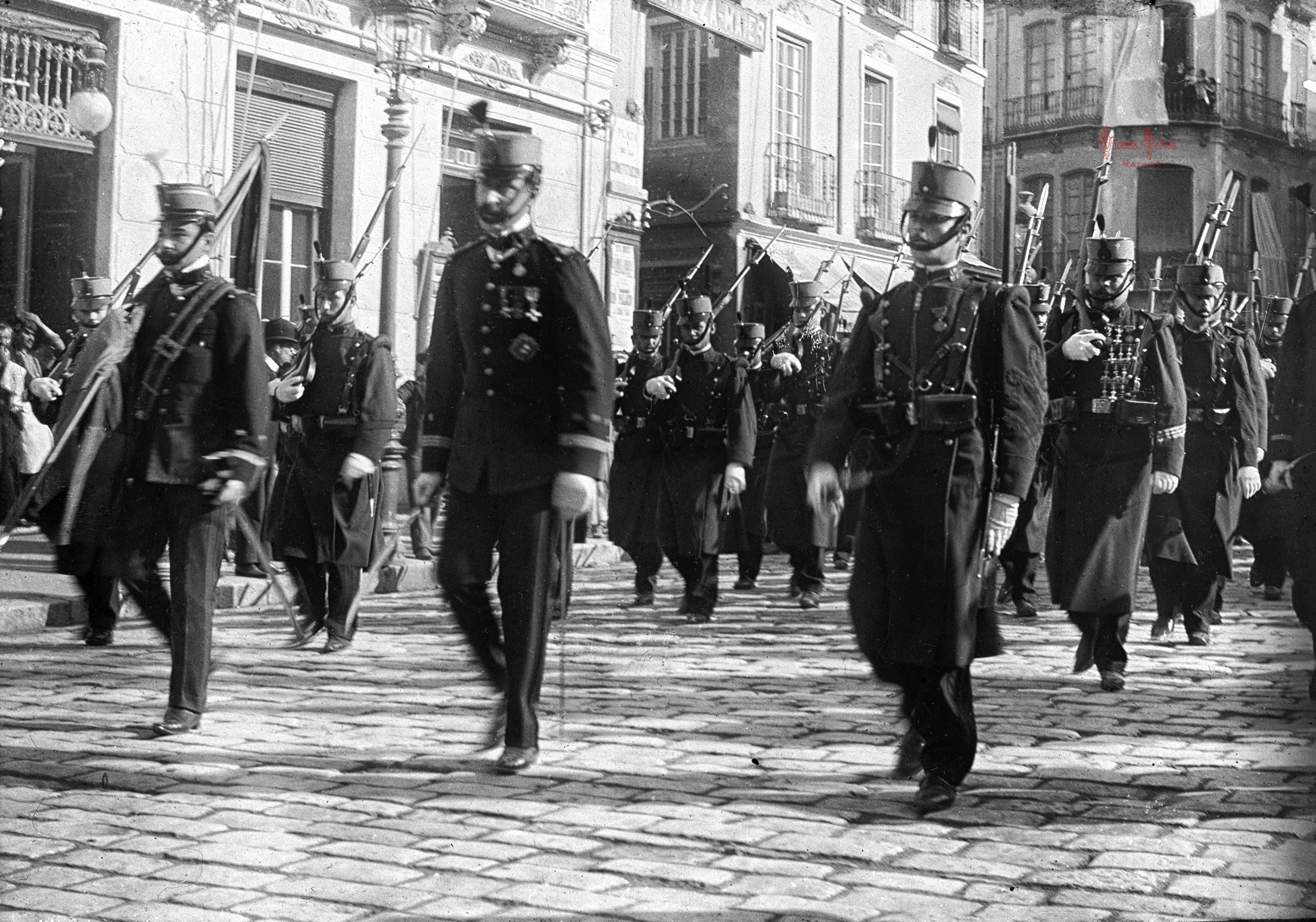 Málaga: Desfile de La Cruz Roja. 