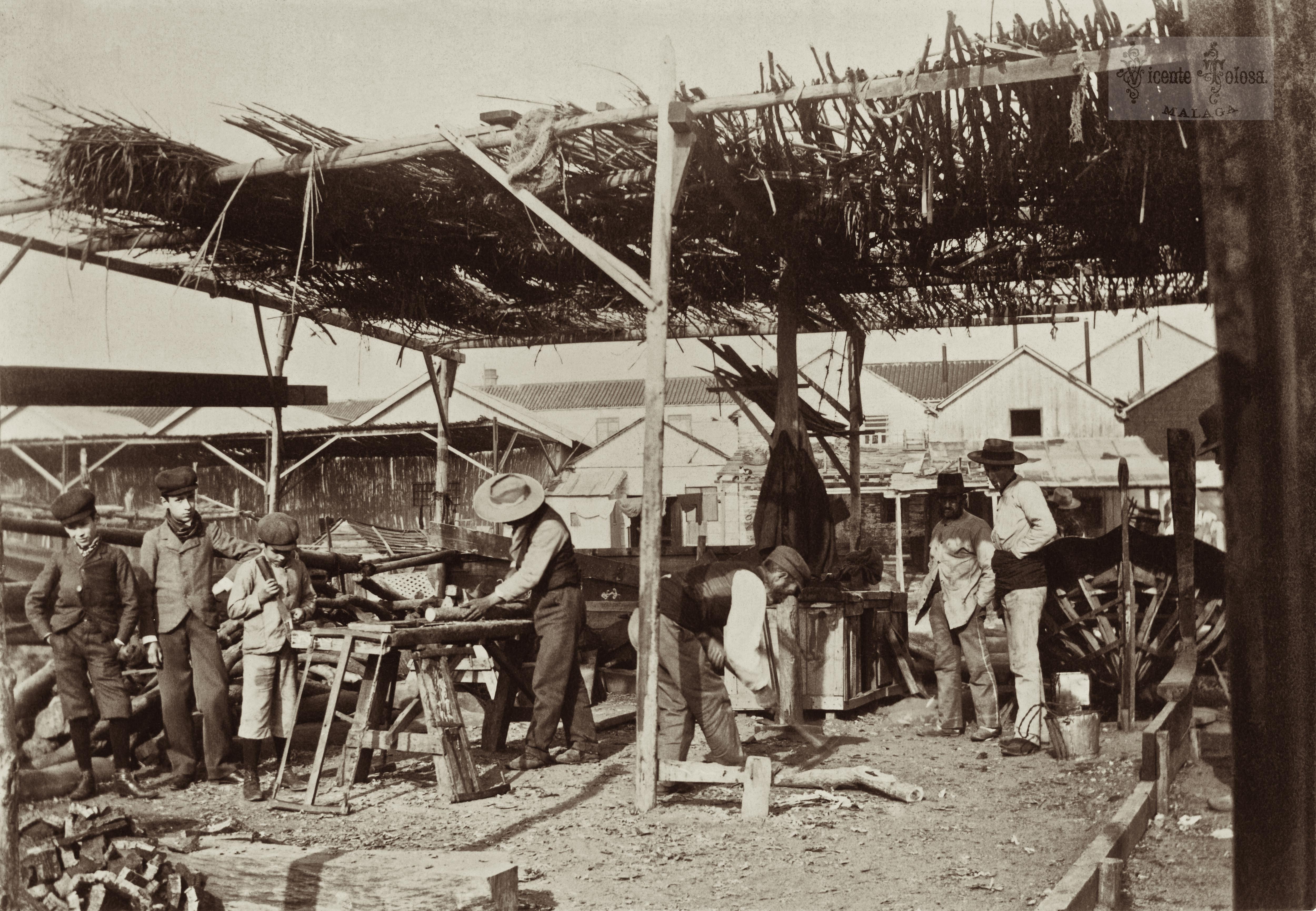 Malaga: Carpinteros  de ribera, en la playa de la Pescaderia. 1903 (sus sobrinos Antonio Sanchez Tolosa y su hermano Pepe, a la izquierda). (copia en papel)