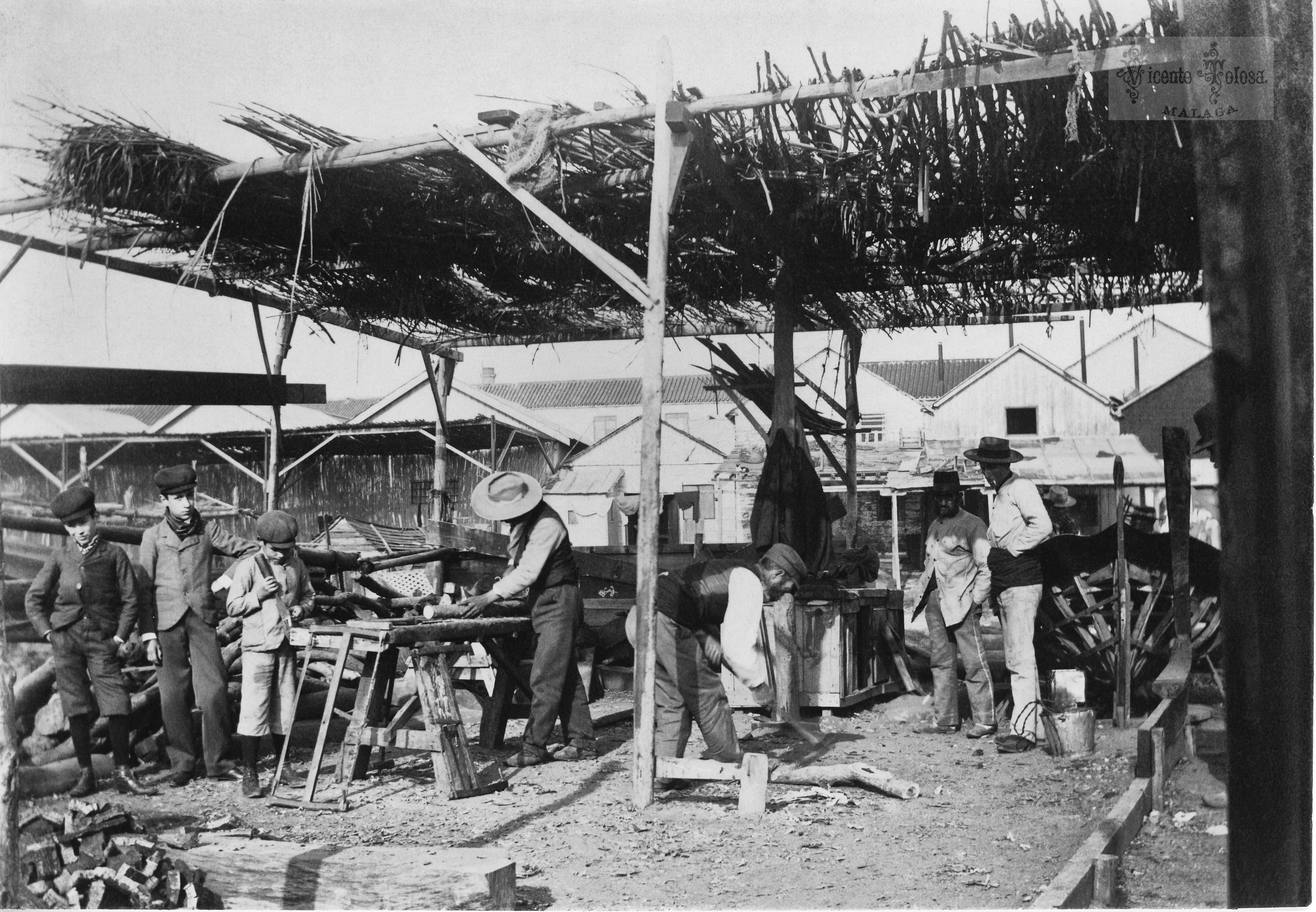 Malaga: Carpinteros  de ribera, en la playa de la Pescaderia. 1903 (sus sobrinos Antonio Sanchez Tolosa y su hermano Pepe, a la izquierda). (copia en papel)