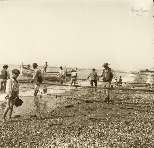 Malaga: Tirando del copo proximo a salir. 1905