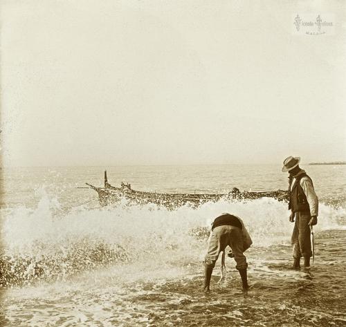 Malaga: Efecto de la ola. Playa de la Farola. (enjuagando pulpos). 1905