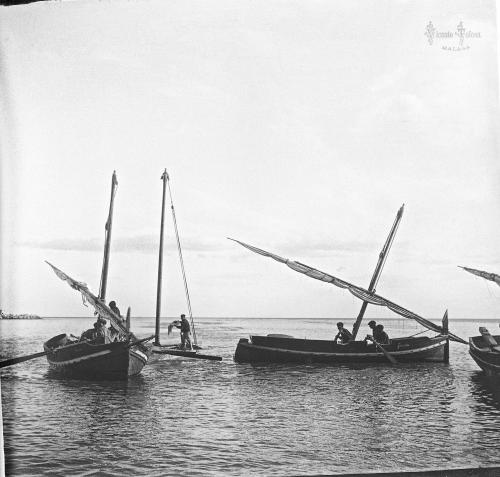 Málaga: Llegada de barcas remolcando a otra a pique. 1905