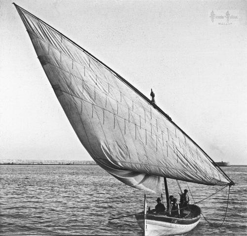 Malaga: Barca atunera maniobrando para atracar al contramuelle. 1906